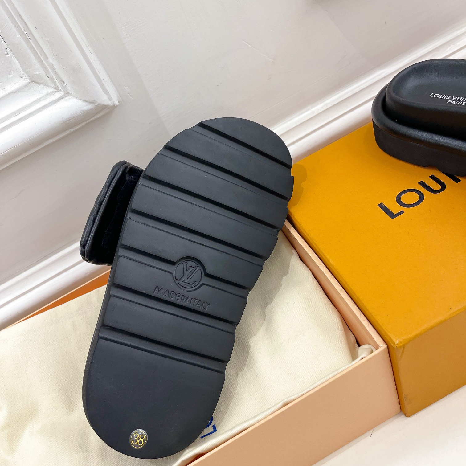 Louis Vuitton Pool Pillow Comfort Mule    1AABKM - 