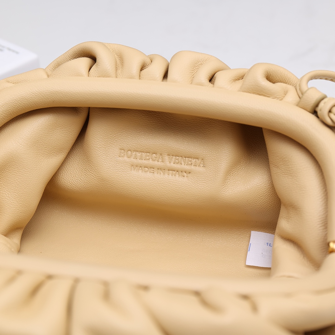 Bottega Veneta Mini Pouch(23-13-8cm) - 