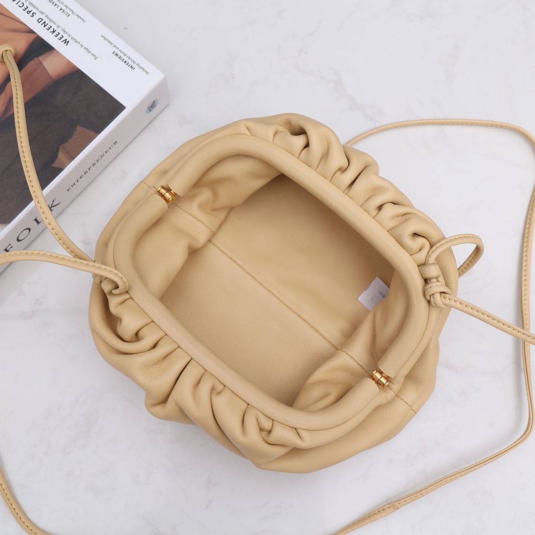 Bottega Veneta Mini Pouch(23-13-8cm) - 