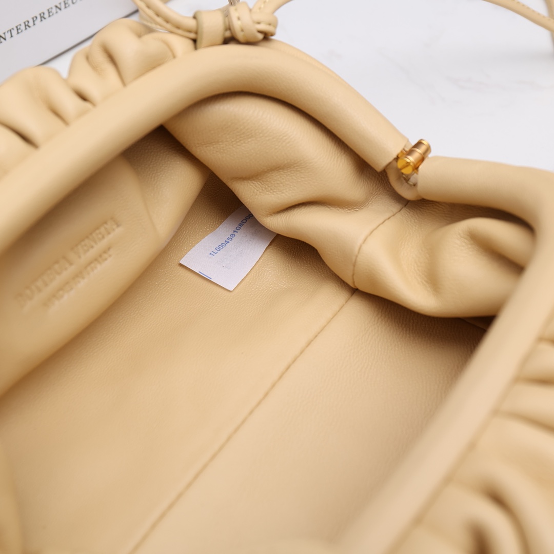 Bottega Veneta Mini Pouch(23-13-8cm) - 