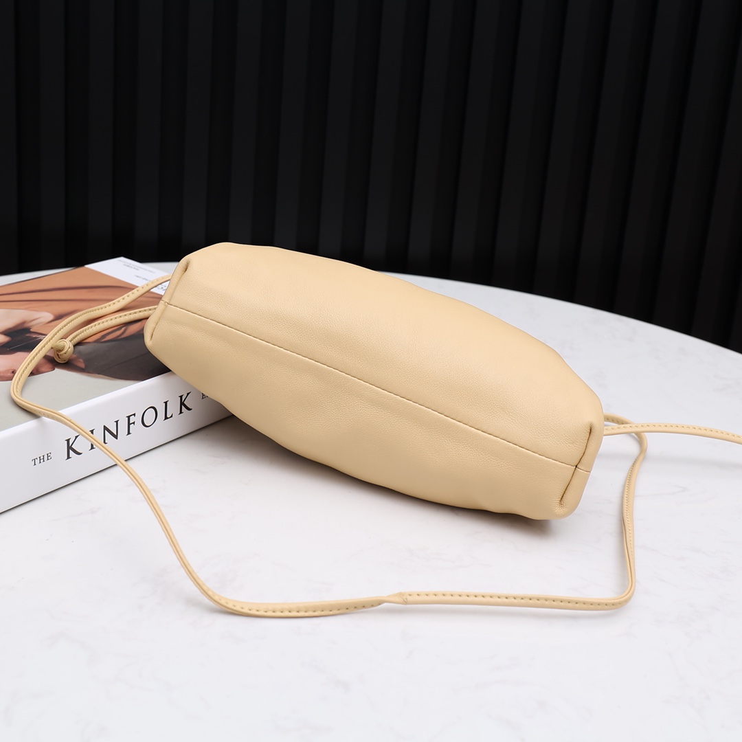 Bottega Veneta Mini Pouch(23-13-8cm) - 