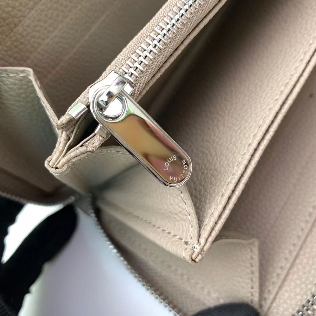 Louis Vuitton Zippy Wallet(19.5-10.5-2.5CM)     M69821 - 