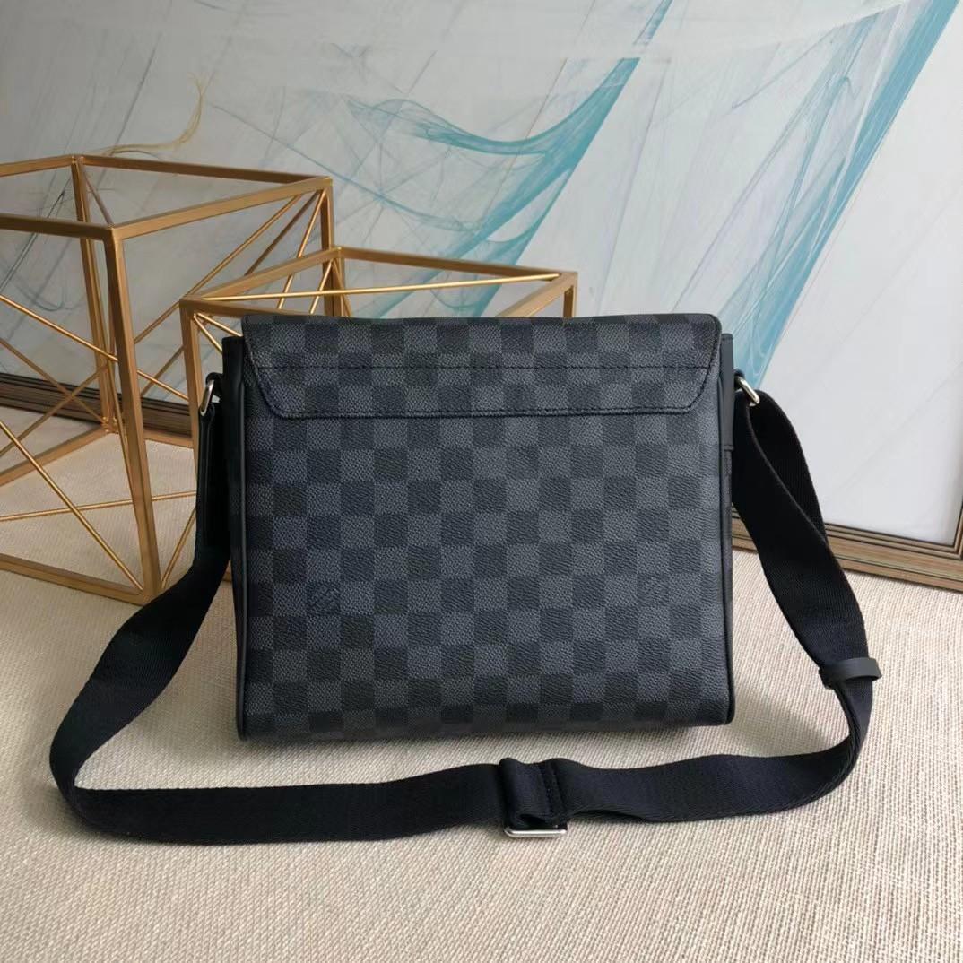 Louis Vuitton Mens's Messenger Bag Damier Black(25x22x8CM)  - 