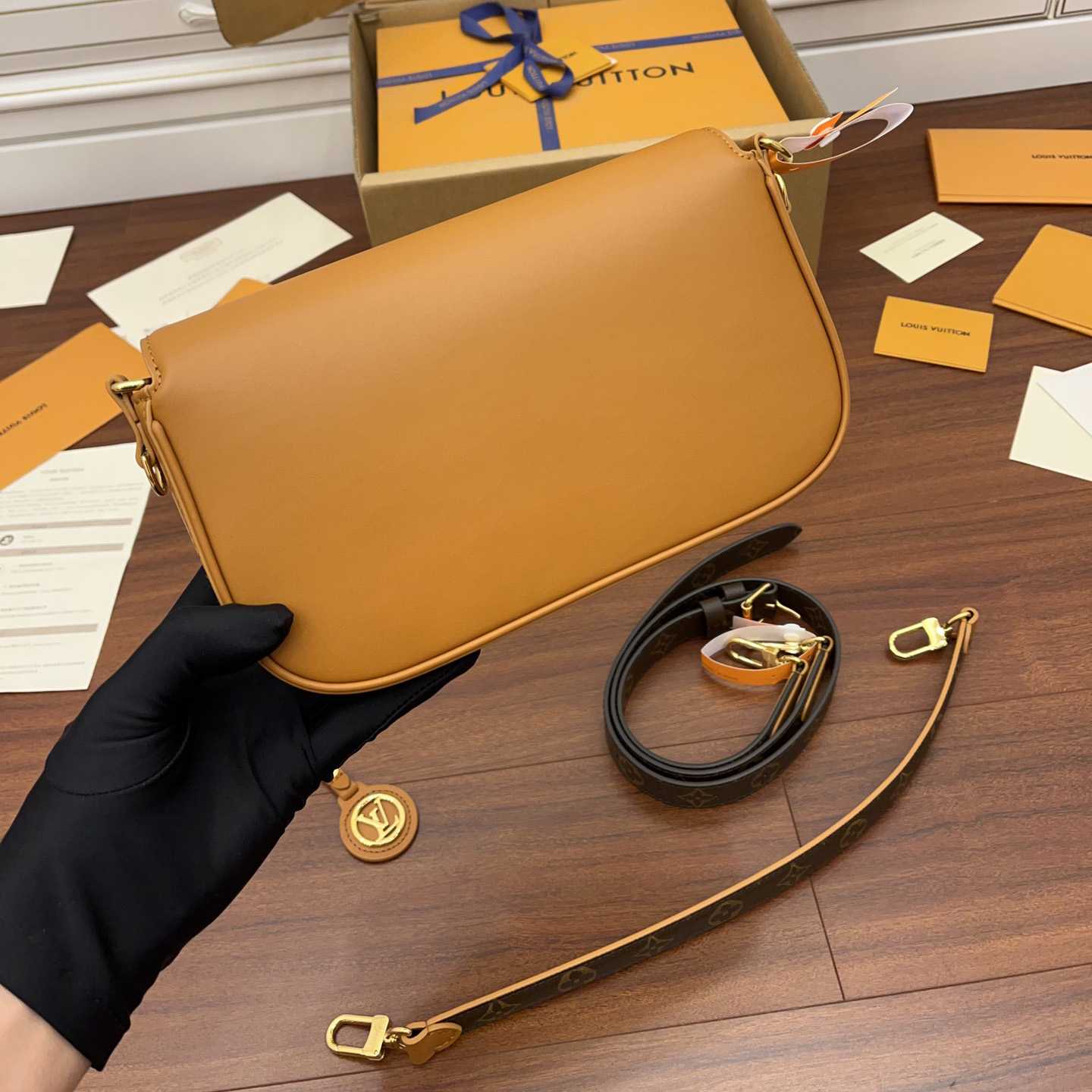 Louis Vuitton Swing   M20396 - 
