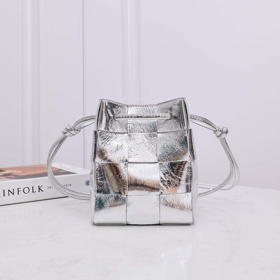 Bottega Veneta Small Cassette Cross-Body Bucket - 