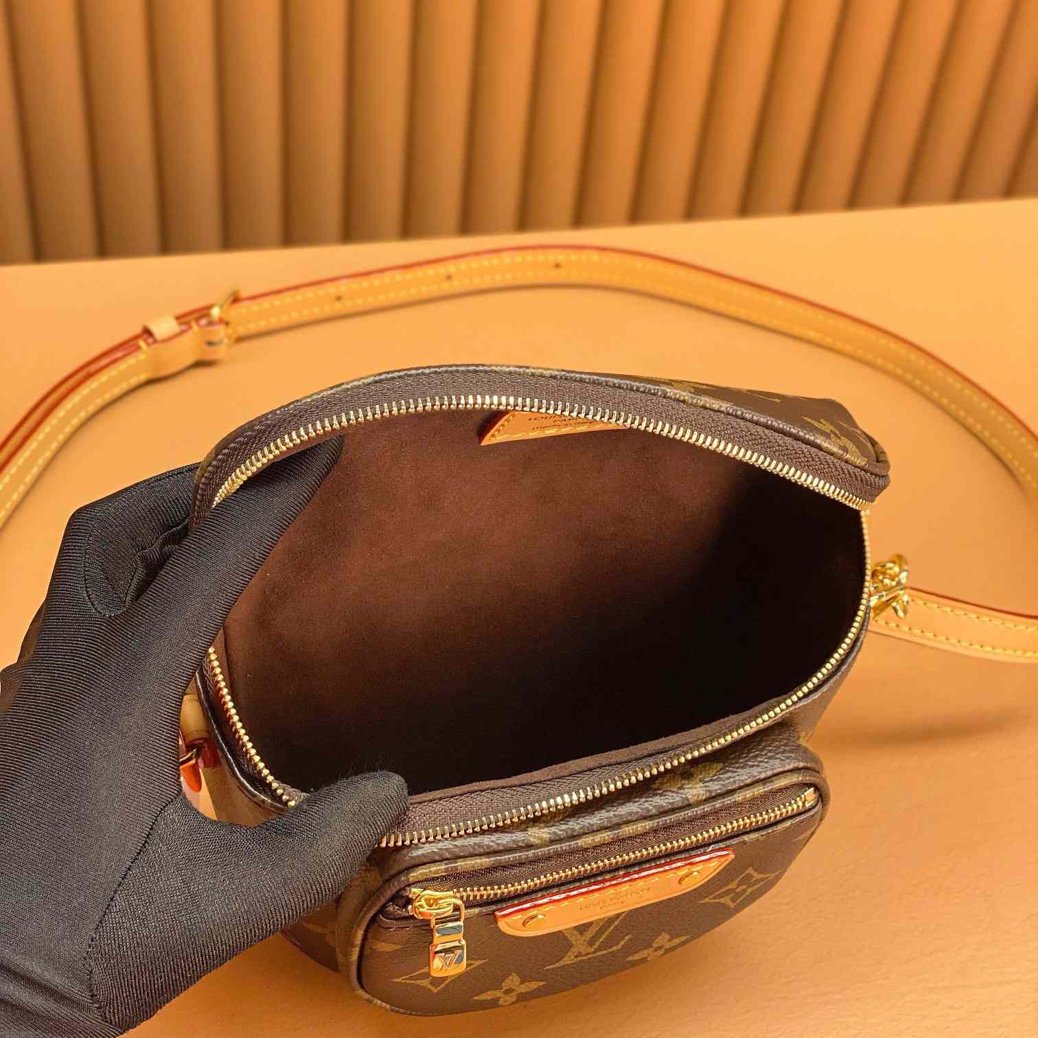 Louis Vuitton Mini Bumbag (17x12x9.5cm)      M82335 - 