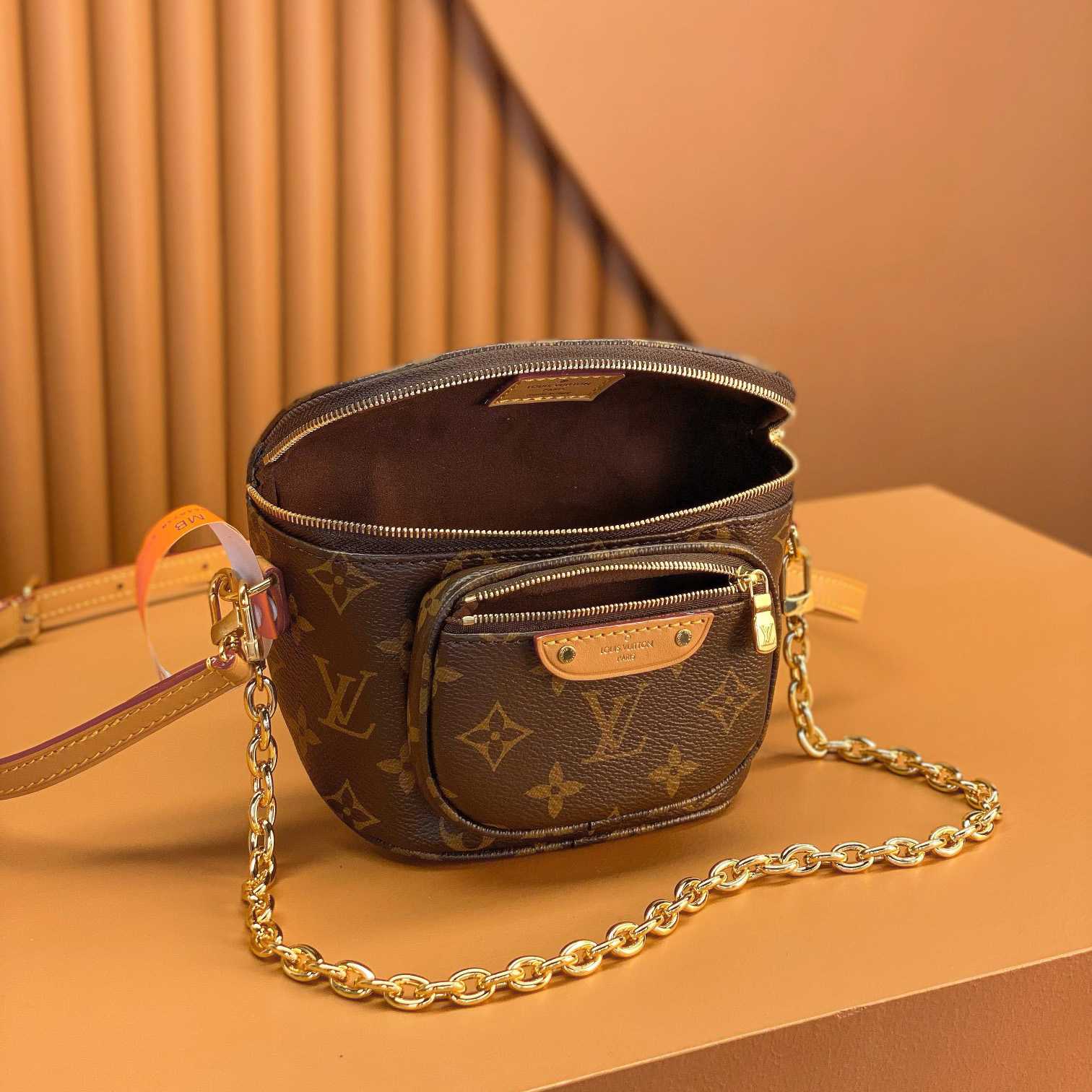 Louis Vuitton Mini Bumbag (17x12x9.5cm)      M82335 - 
