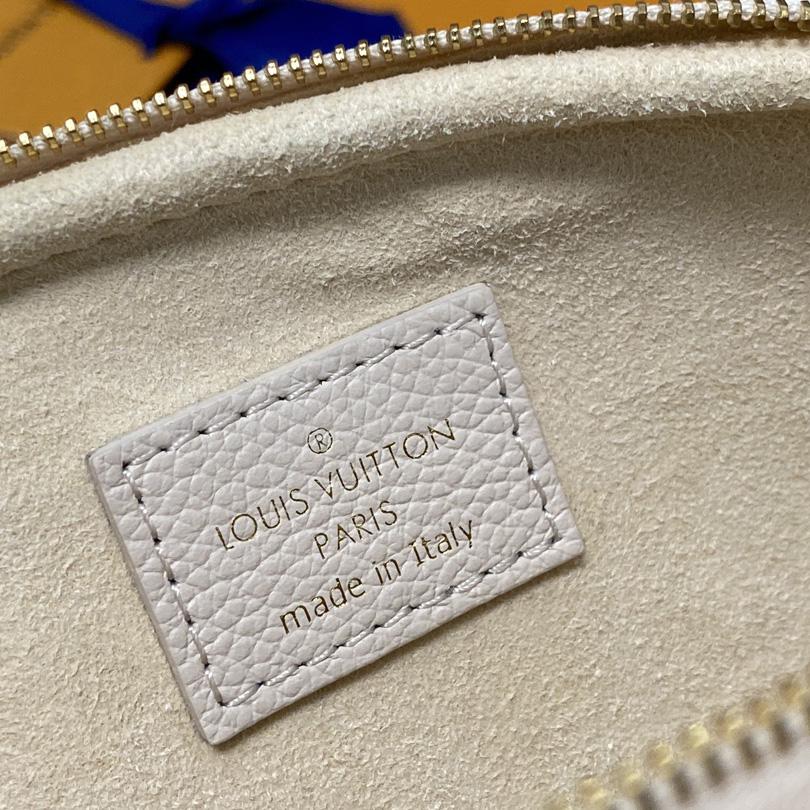 Louis Vuitton Mini Bumbag (17x12x9.5cm)      M82208 - 