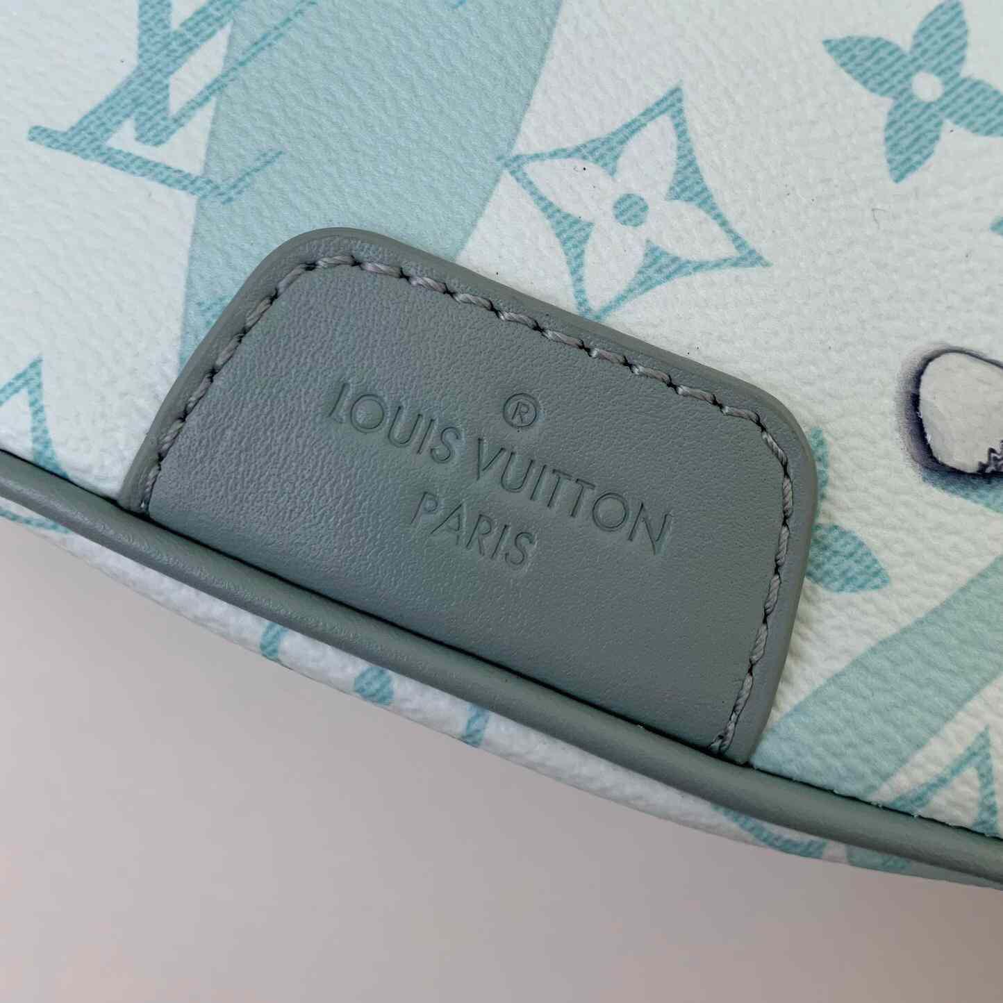Louis Vuitton Discovery Bumbag  (44*15*9cm)   M22765 - 