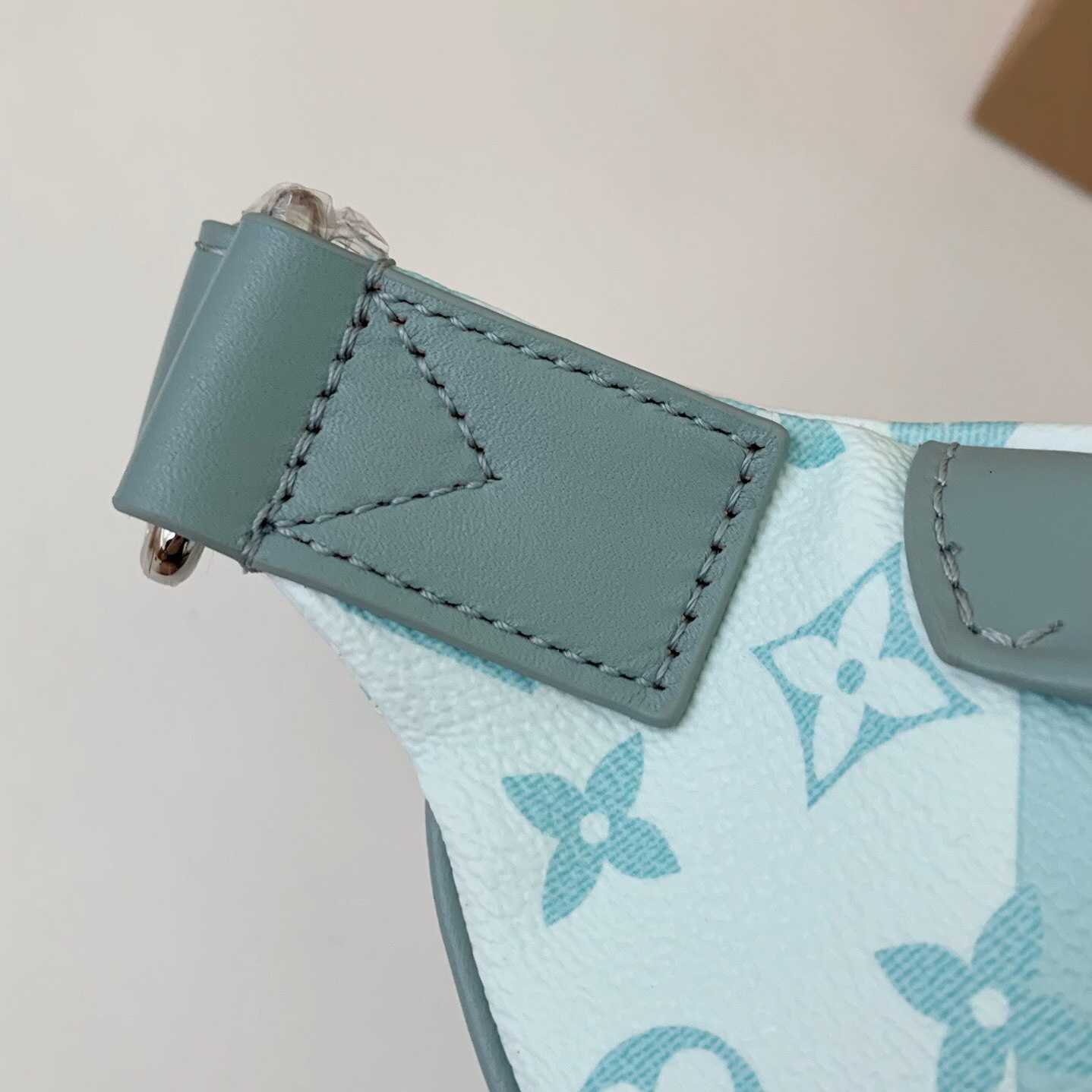 Louis Vuitton Discovery Bumbag  (44*15*9cm)   M22765 - 