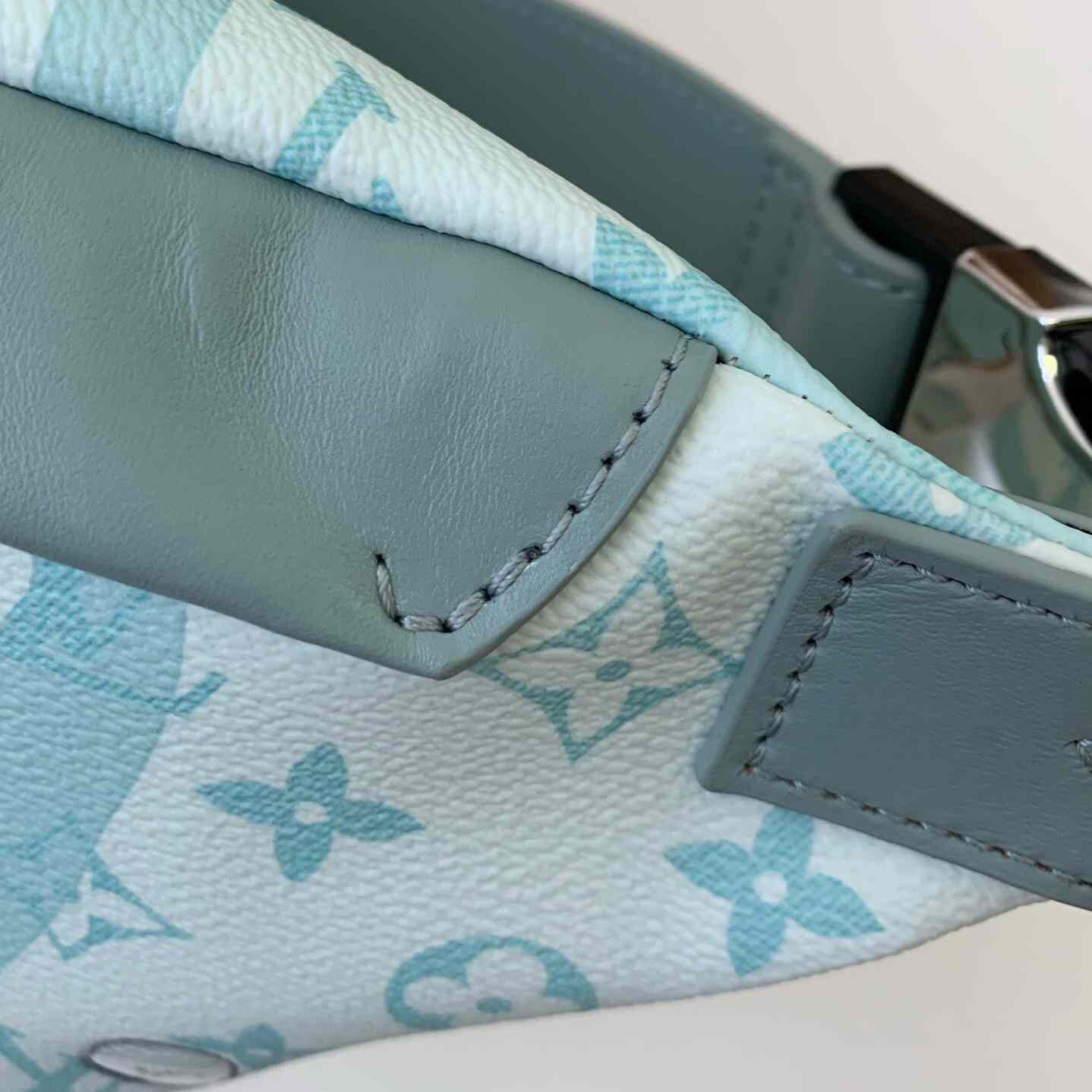 Louis Vuitton Discovery Bumbag  (44*15*9cm)   M22765 - 