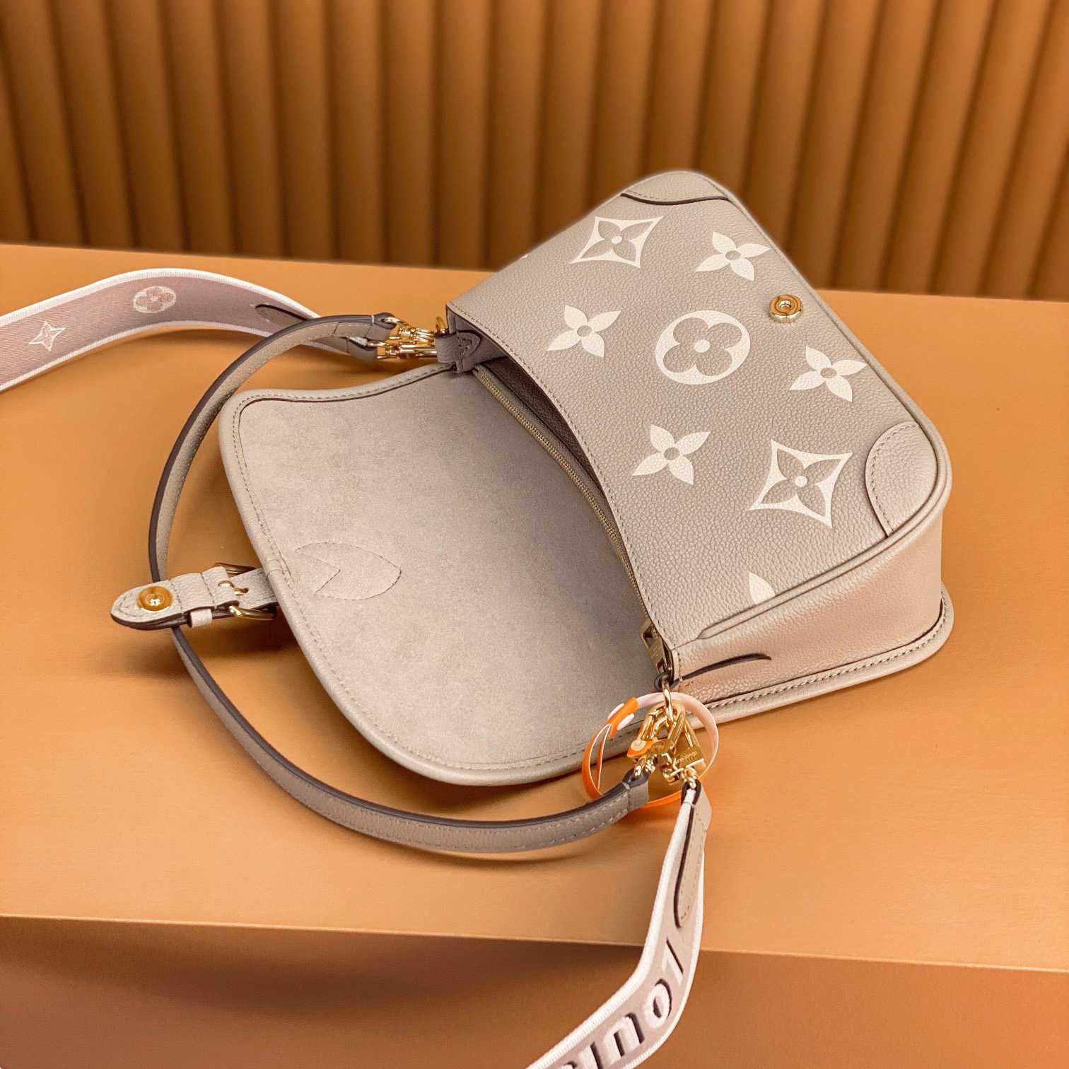 Louis Vuitton Diane (23 x 16 x 8.5cm)  M46583 - 