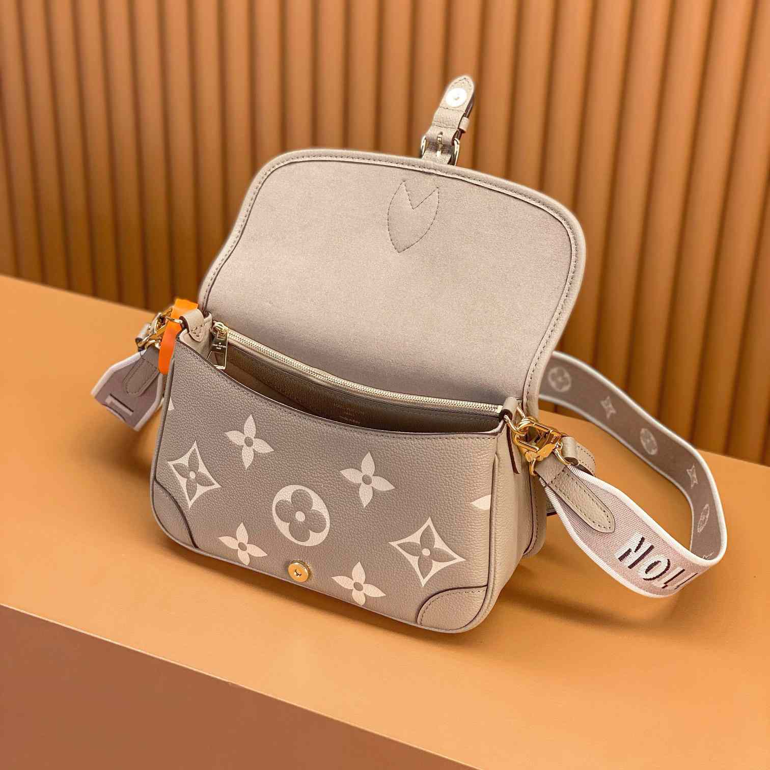 Louis Vuitton Diane (23 x 16 x 8.5cm)  M46583 - 