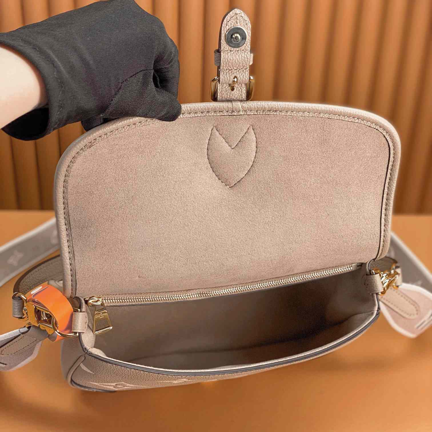 Louis Vuitton Diane (23 x 16 x 8.5cm)  M46583 - 
