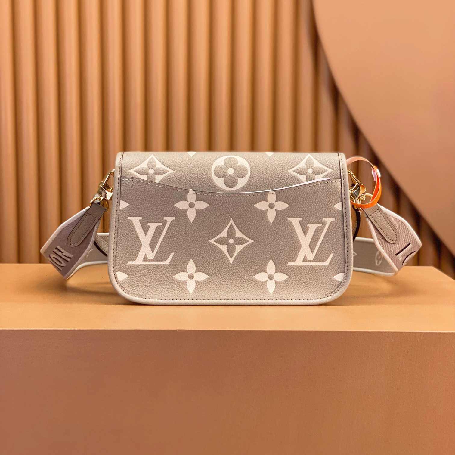 Louis Vuitton Diane (23 x 16 x 8.5cm)  M46583 - 