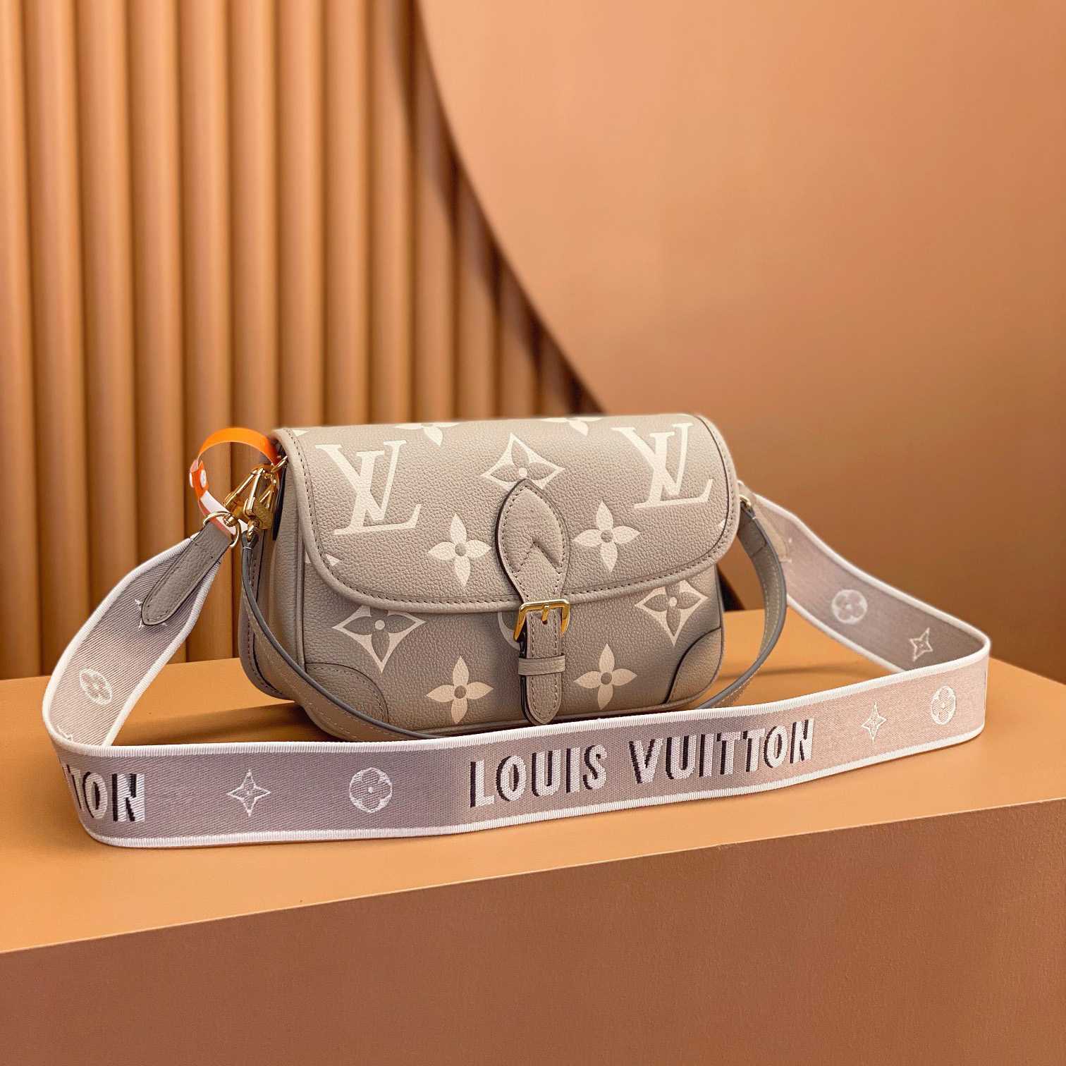 Louis Vuitton Diane (23 x 16 x 8.5cm)  M46583 - 