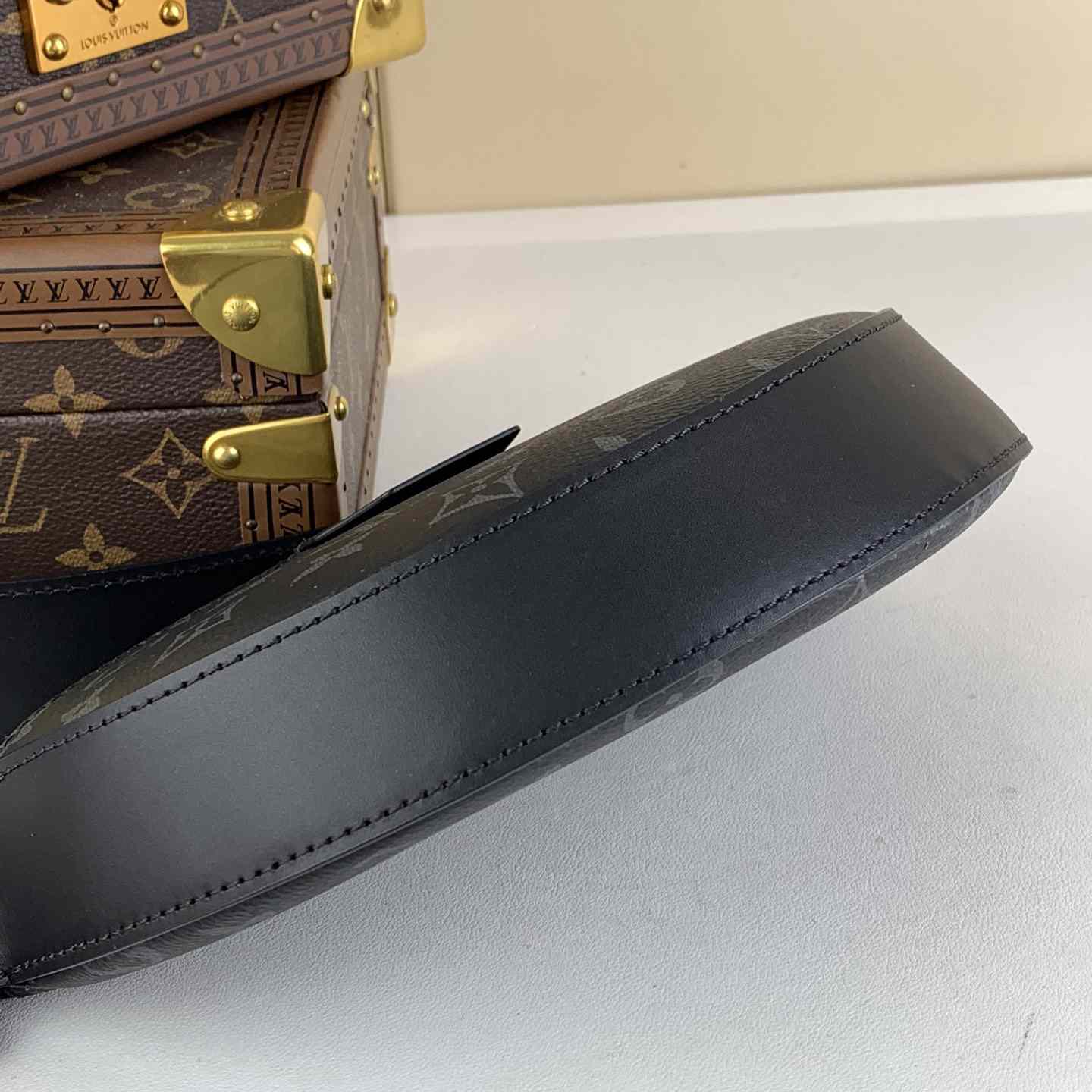 Louis Vuitton LV Moon Crossbody (24.5 x 16 x4.5cm)  M23835 - 