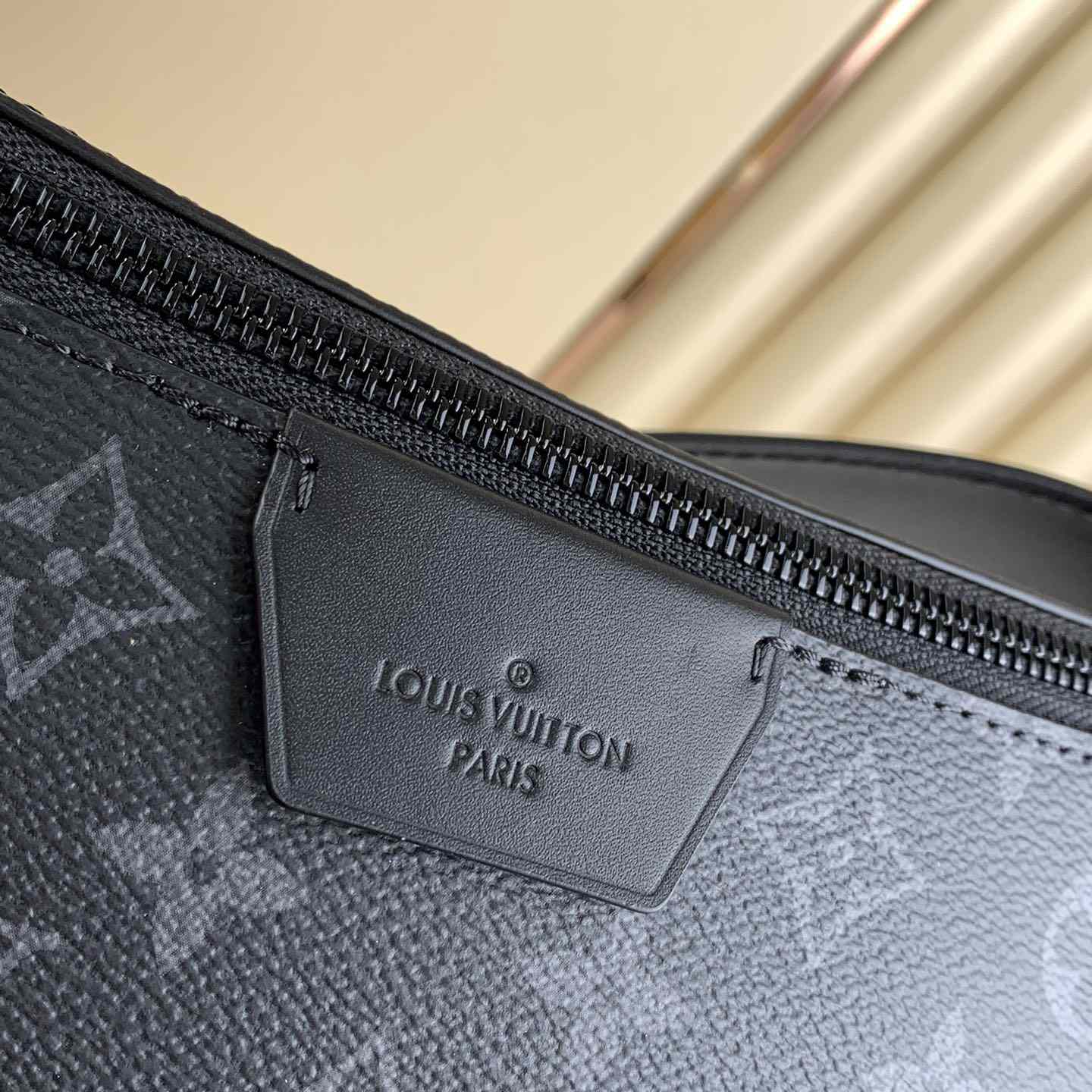 Louis Vuitton LV Moon Crossbody (24.5 x 16 x4.5cm)  M23835 - 