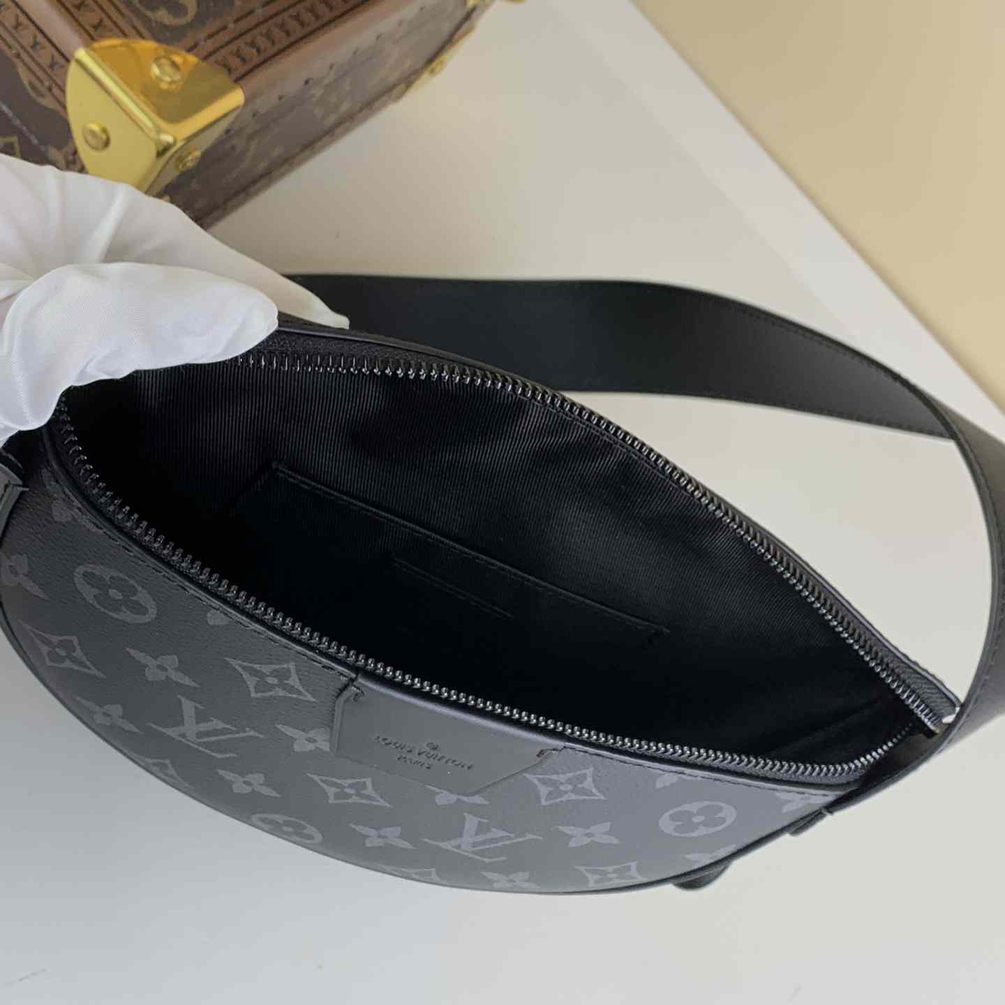Louis Vuitton LV Moon Crossbody (24.5 x 16 x4.5cm)  M23835 - 