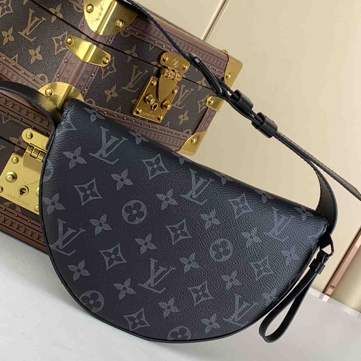 Louis Vuitton LV Moon Crossbody (24.5 x 16 x4.5cm)  M23835 - 