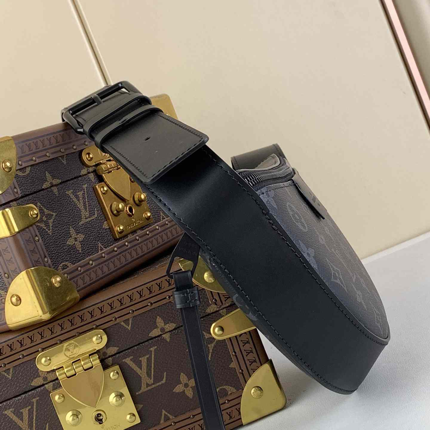 Louis Vuitton LV Moon Crossbody (24.5 x 16 x4.5cm)  M23835 - 