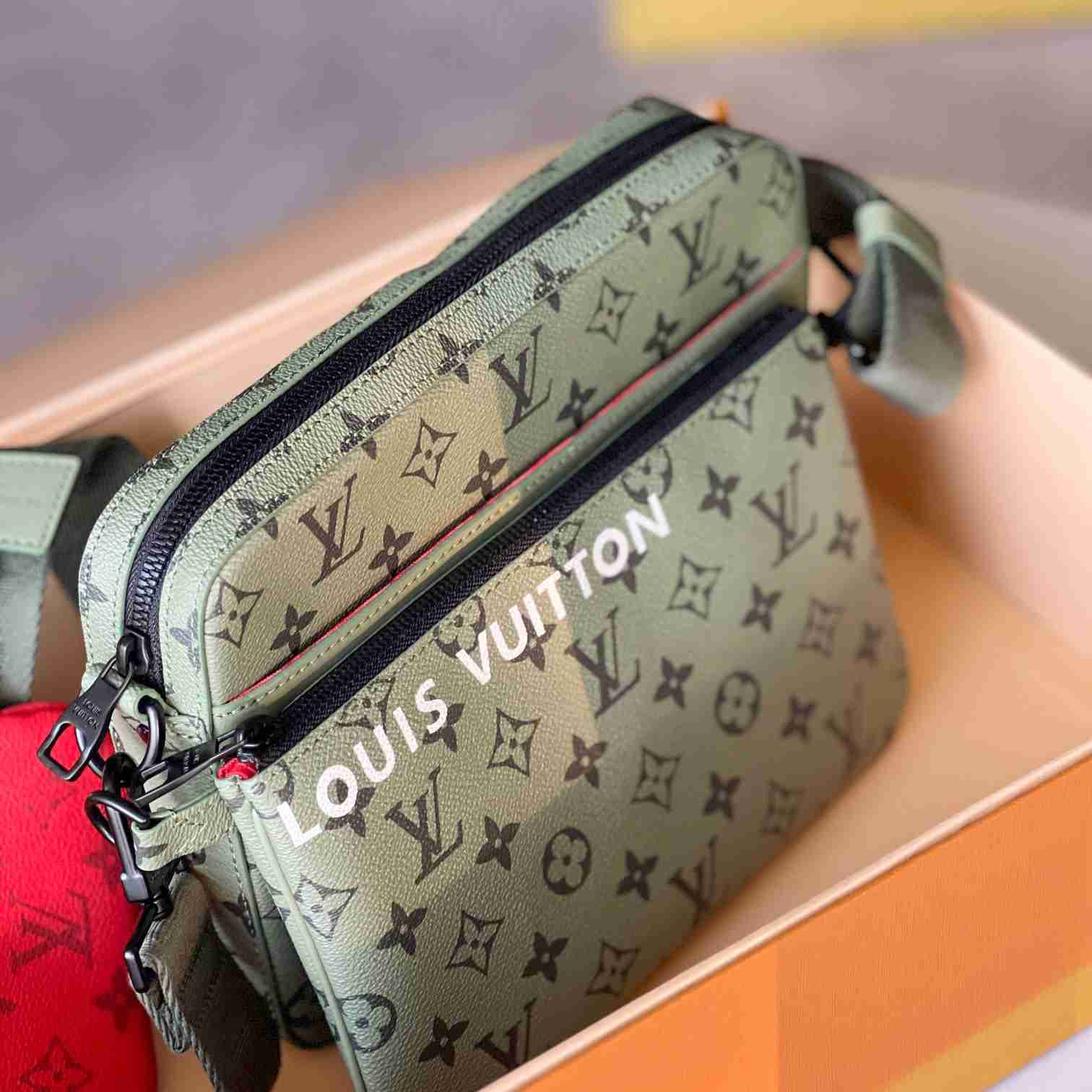 Louis Vuitton Trio Messenger   M23783 - 