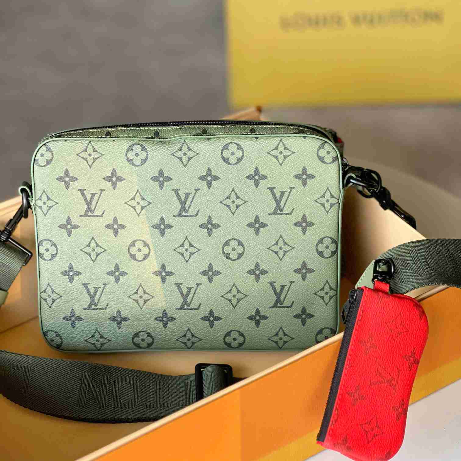 Louis Vuitton Trio Messenger   M23783 - 