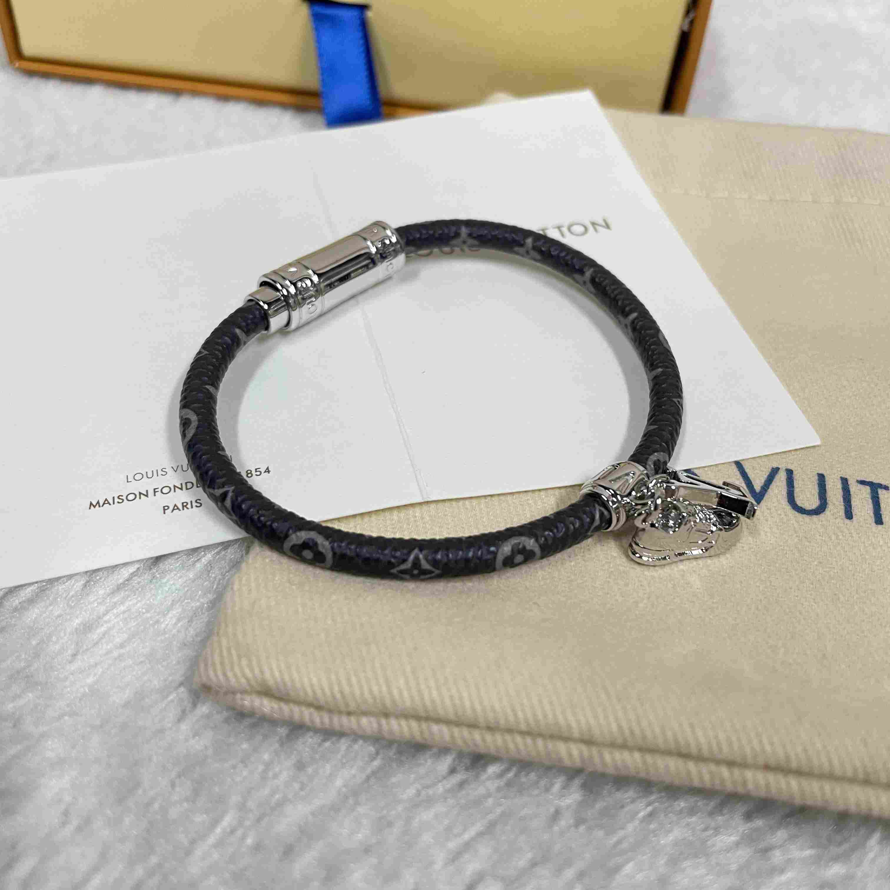 Louis Vuitto LV Icon Trainer Leather Bracelet   M8343 - DesignerGu