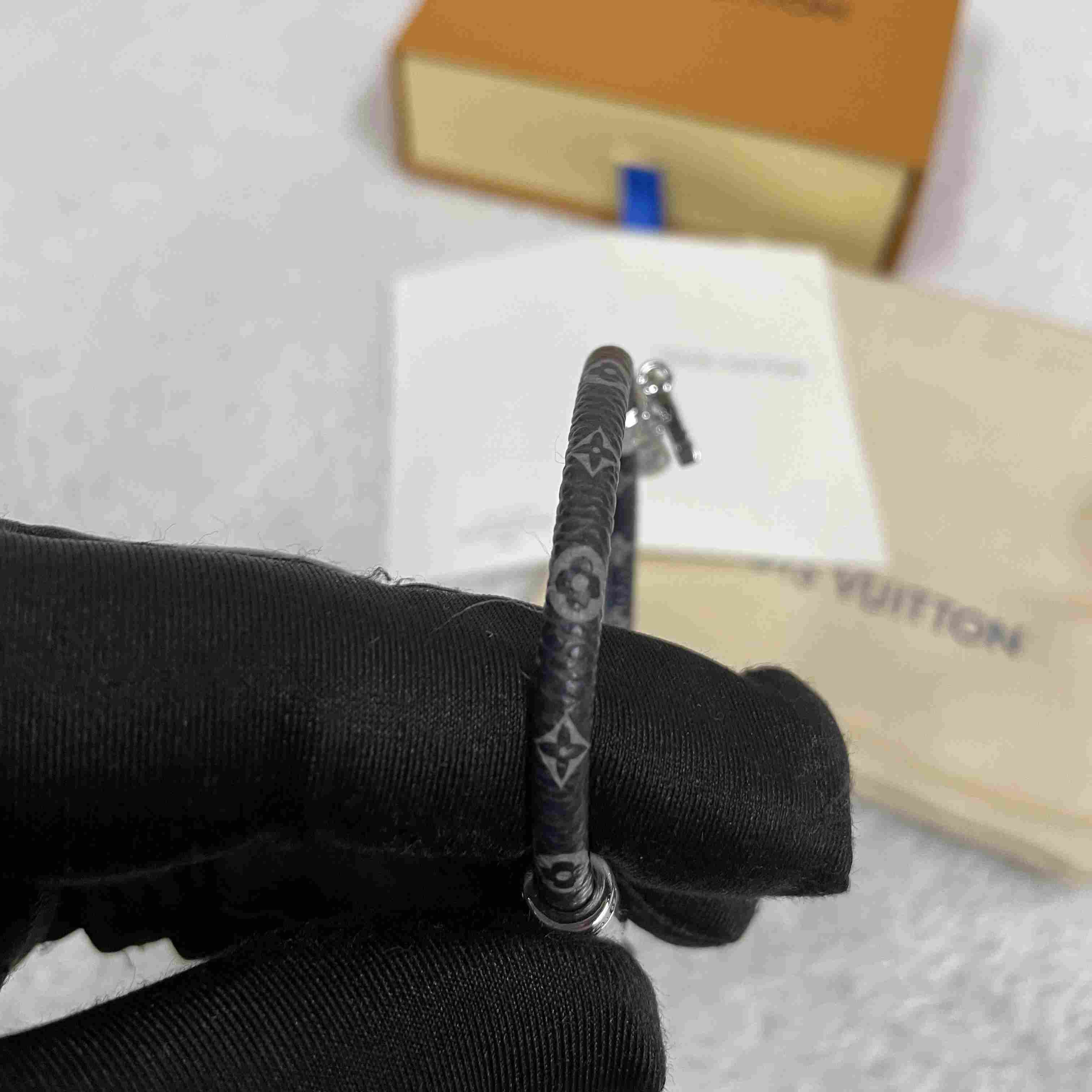 Louis Vuitto LV Icon Trainer Leather Bracelet   M8343 - DesignerGu