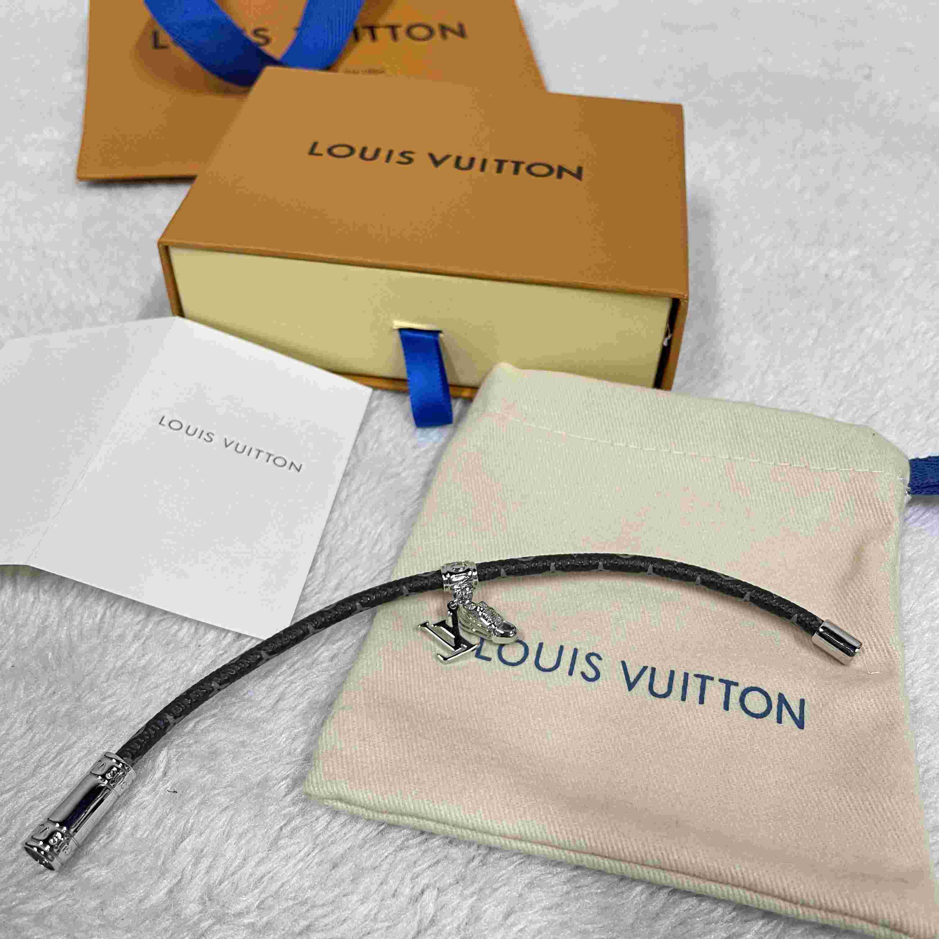 Louis Vuitto LV Icon Trainer Leather Bracelet   M8343 - DesignerGu