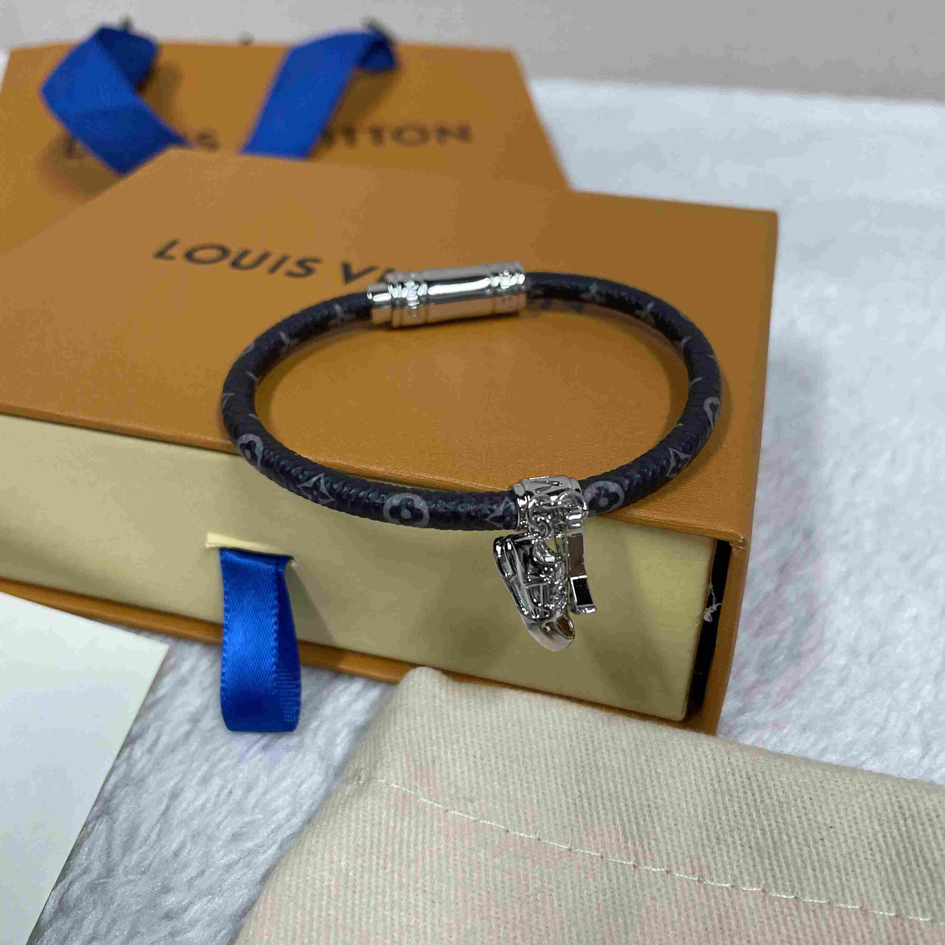 Louis Vuitto LV Icon Trainer Leather Bracelet   M8343 - DesignerGu