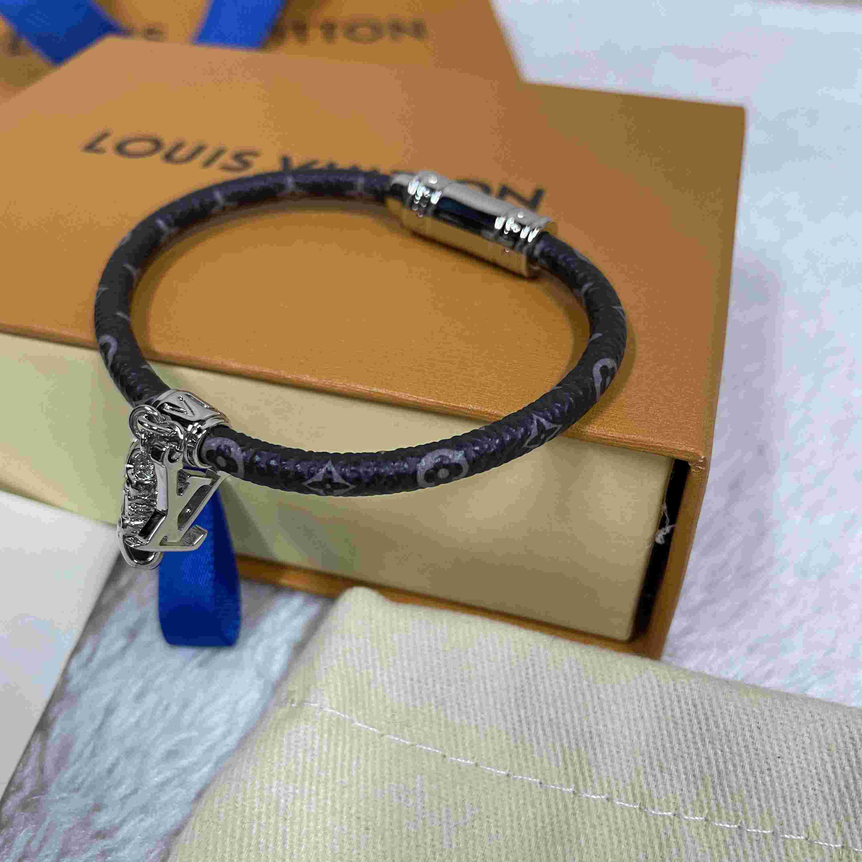 Louis Vuitto LV Icon Trainer Leather Bracelet   M8343 - DesignerGu