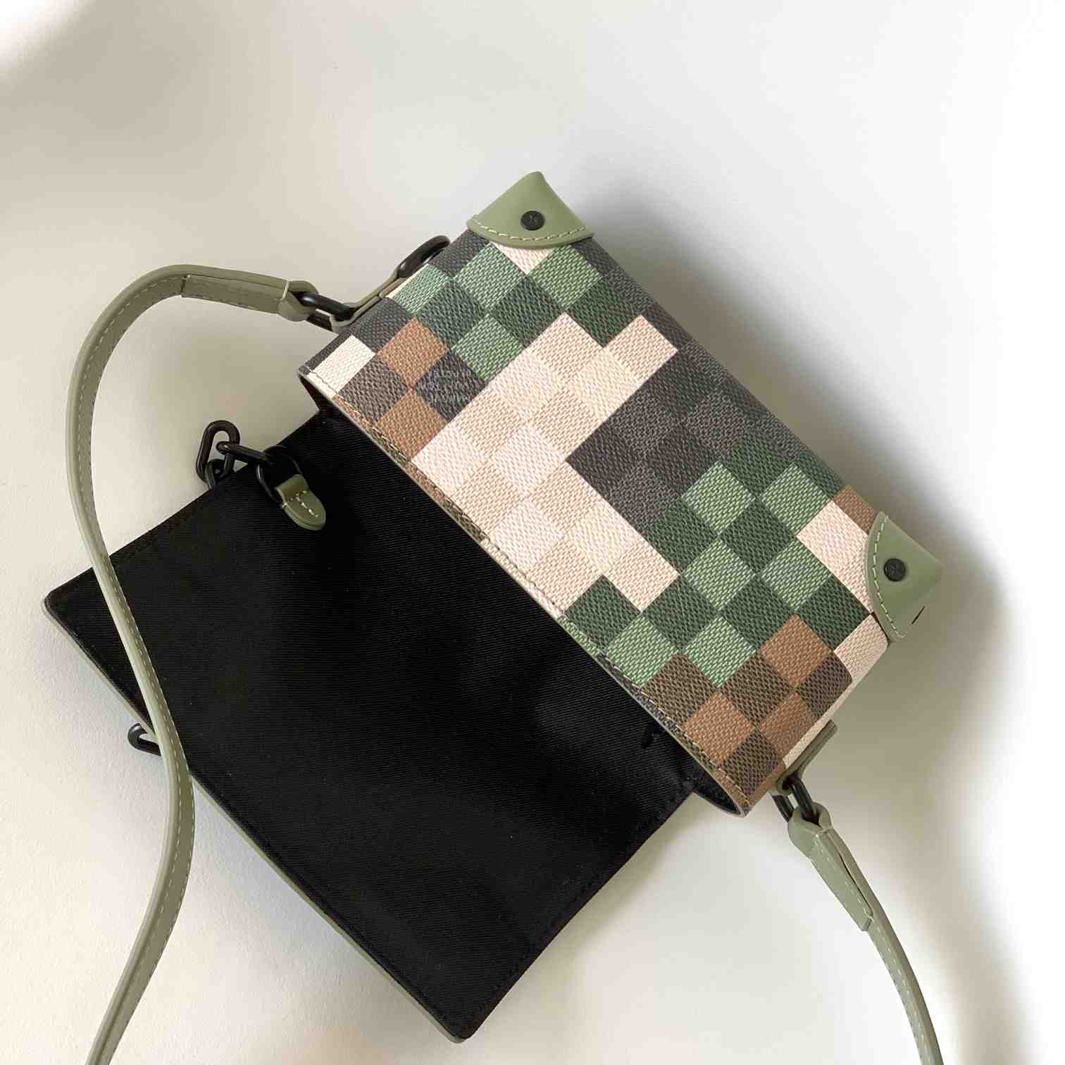Louis Vuitton Steamer Wearable Wallet   M83172 - 