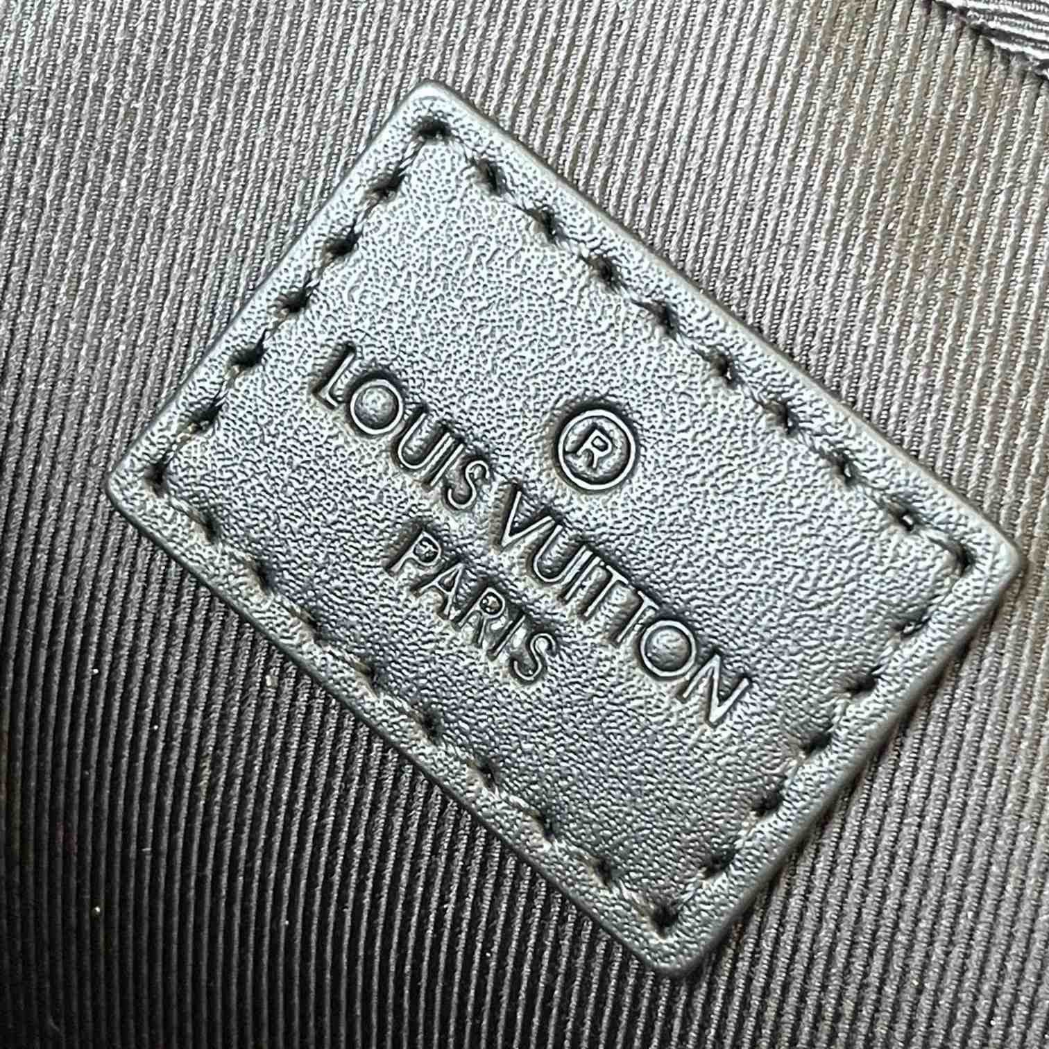 Louis Vuitton Alpha Wearable Wallet     M82544 - 