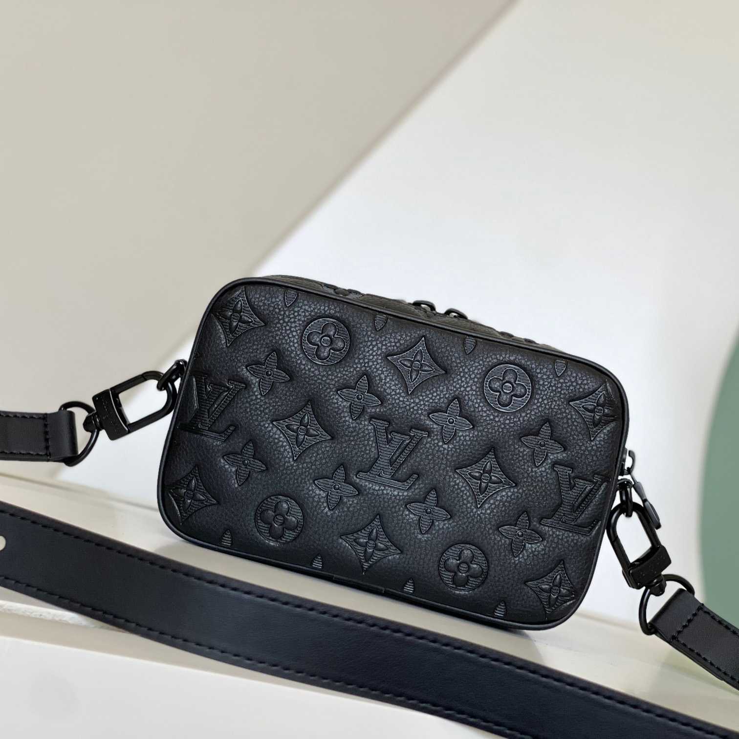 Louis Vuitton Alpha Wearable Wallet     M82544 - 