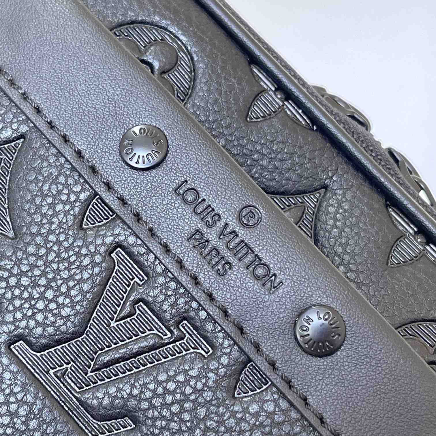 Louis Vuitton Alpha Wearable Wallet     M82544 - 