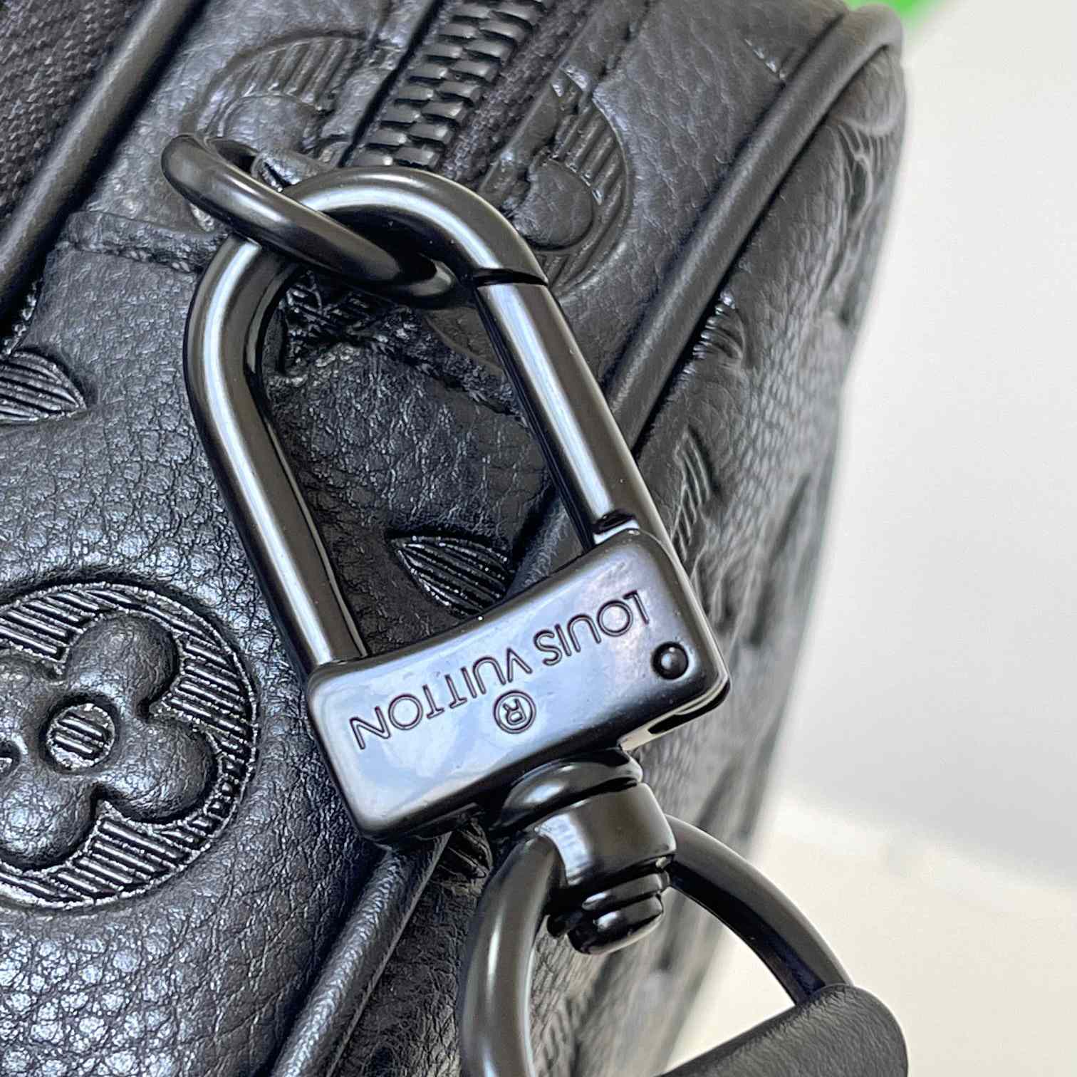 Louis Vuitton Alpha Wearable Wallet     M82544 - 