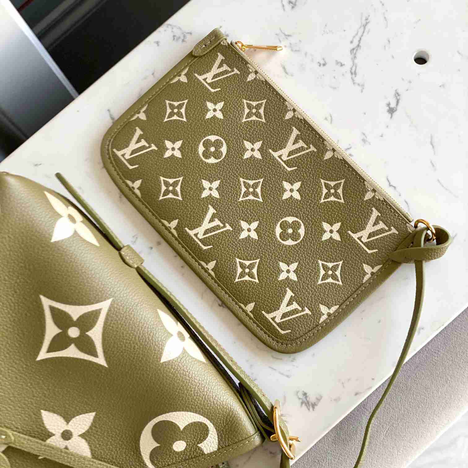 Louis Vuitton CarryAll PM    M46672 - 