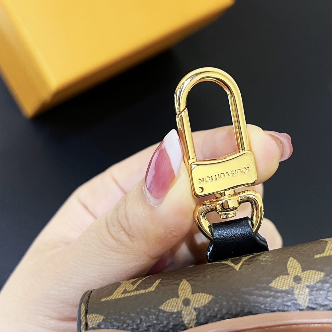 Louis Vuitton Teddy Bear Earphone Case   M01361 - 