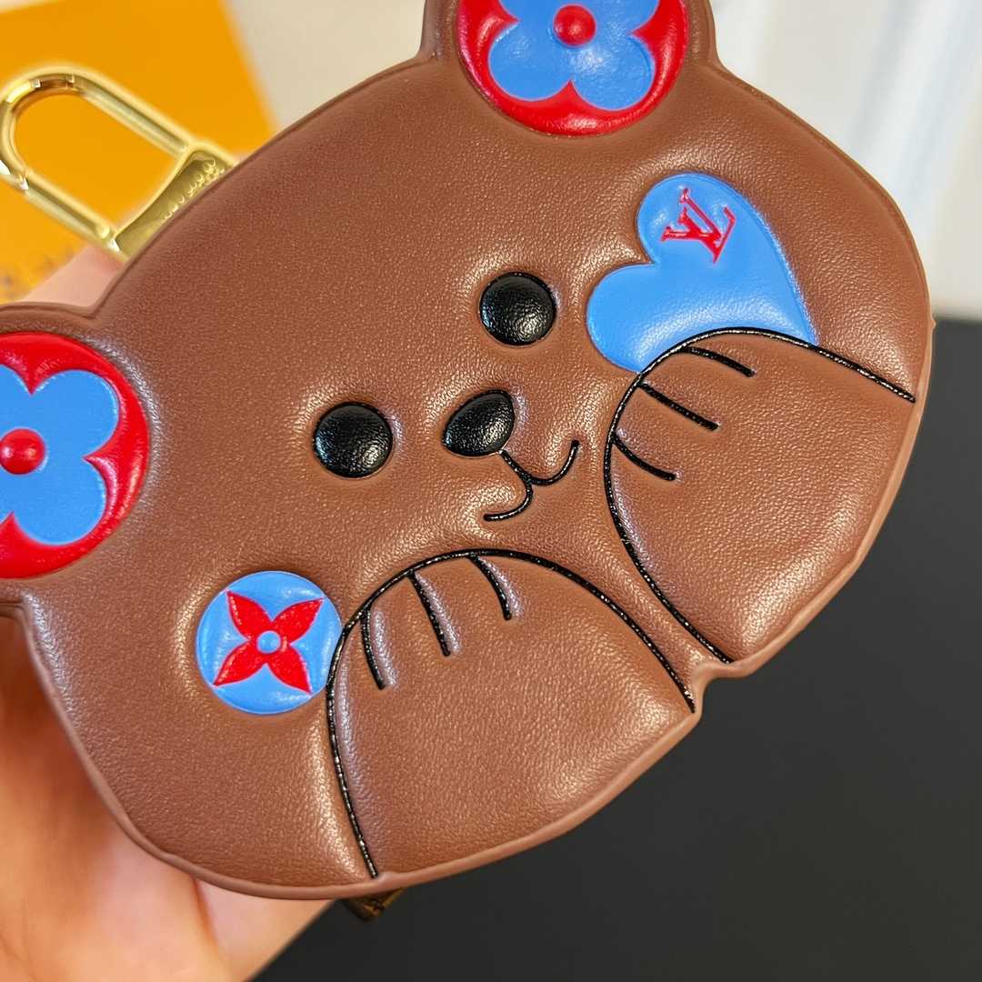 Louis Vuitton Teddy Bear Earphone Case   M01361 - 
