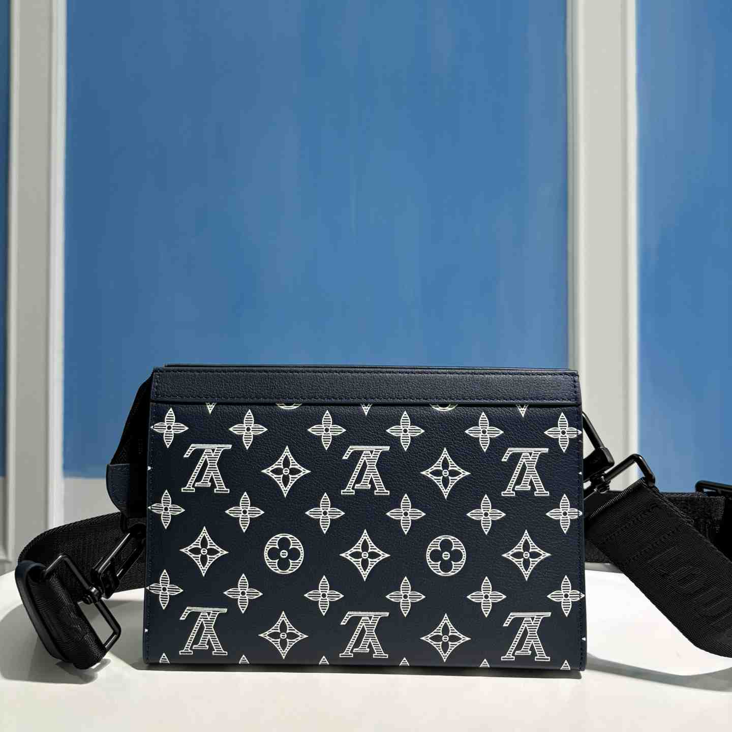 Louis Vuitton Gaston Wearable Wallet   M83384 - 