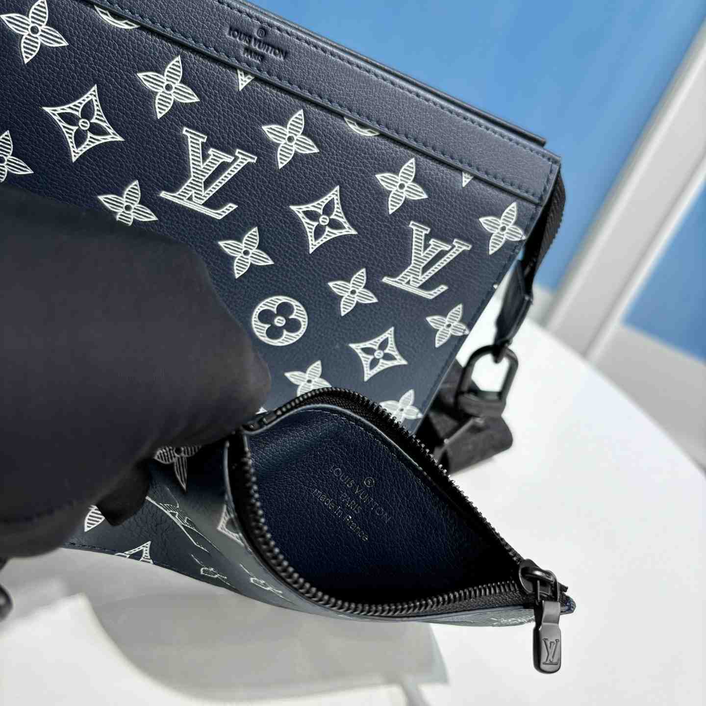 Louis Vuitton Gaston Wearable Wallet   M83384 - 