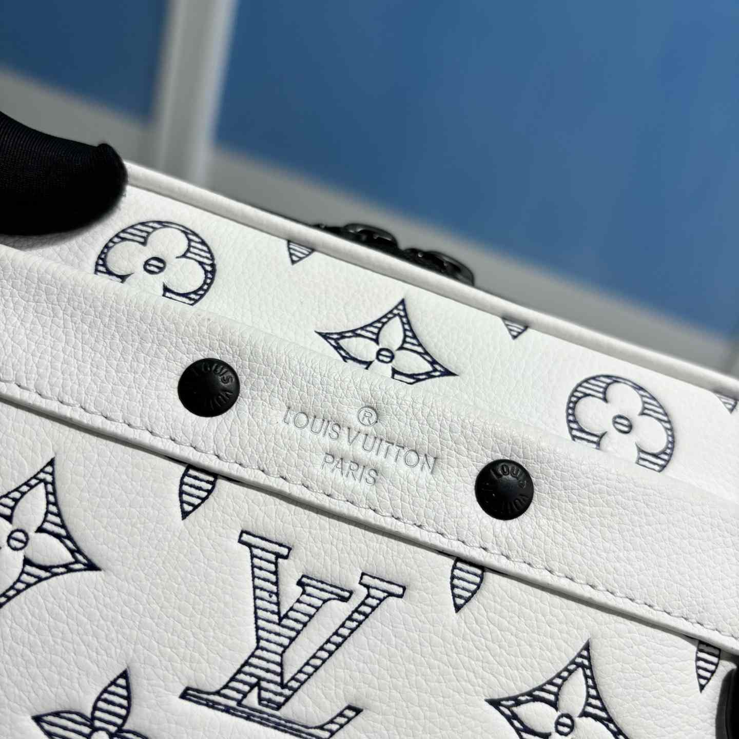Louis Vuitton Alpha Wearable Wallet   M83383 - 