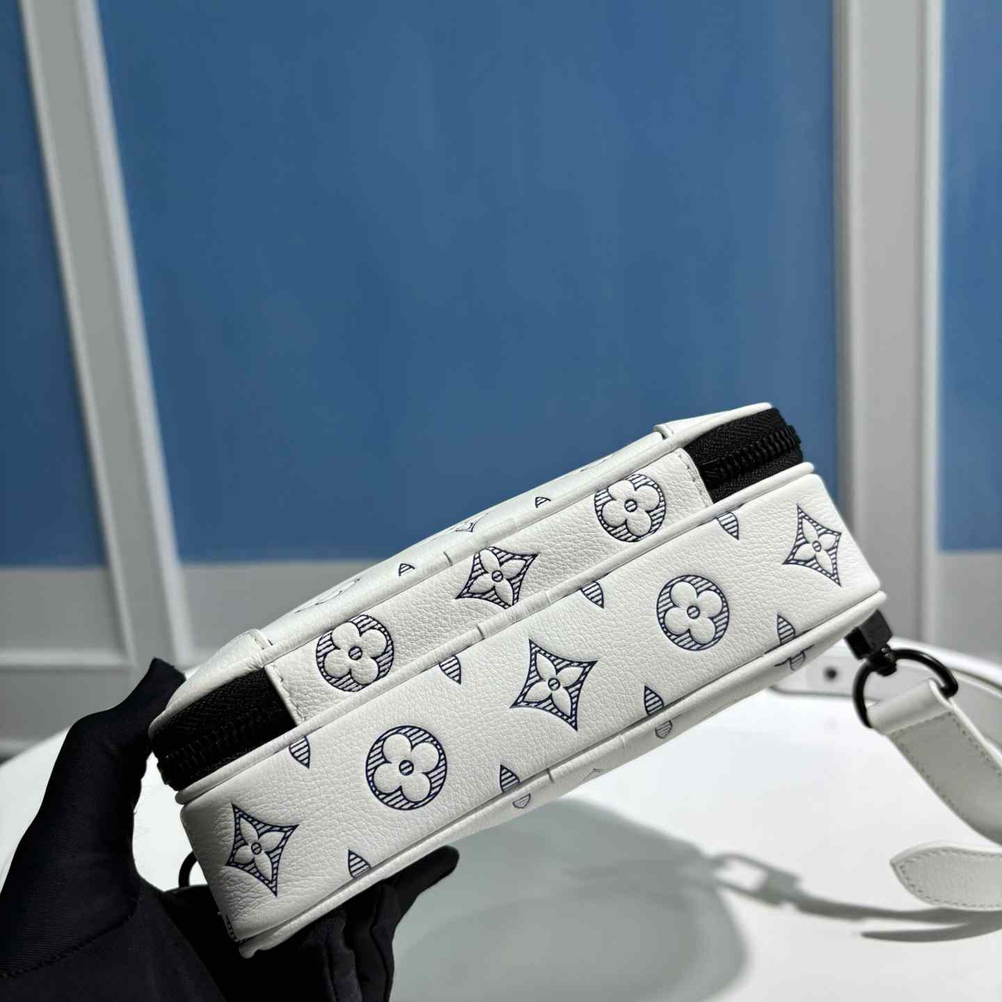 Louis Vuitton Alpha Wearable Wallet   M83383 - 