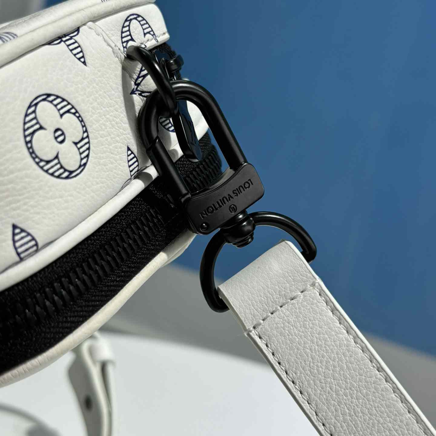 Louis Vuitton Alpha Wearable Wallet   M83383 - 