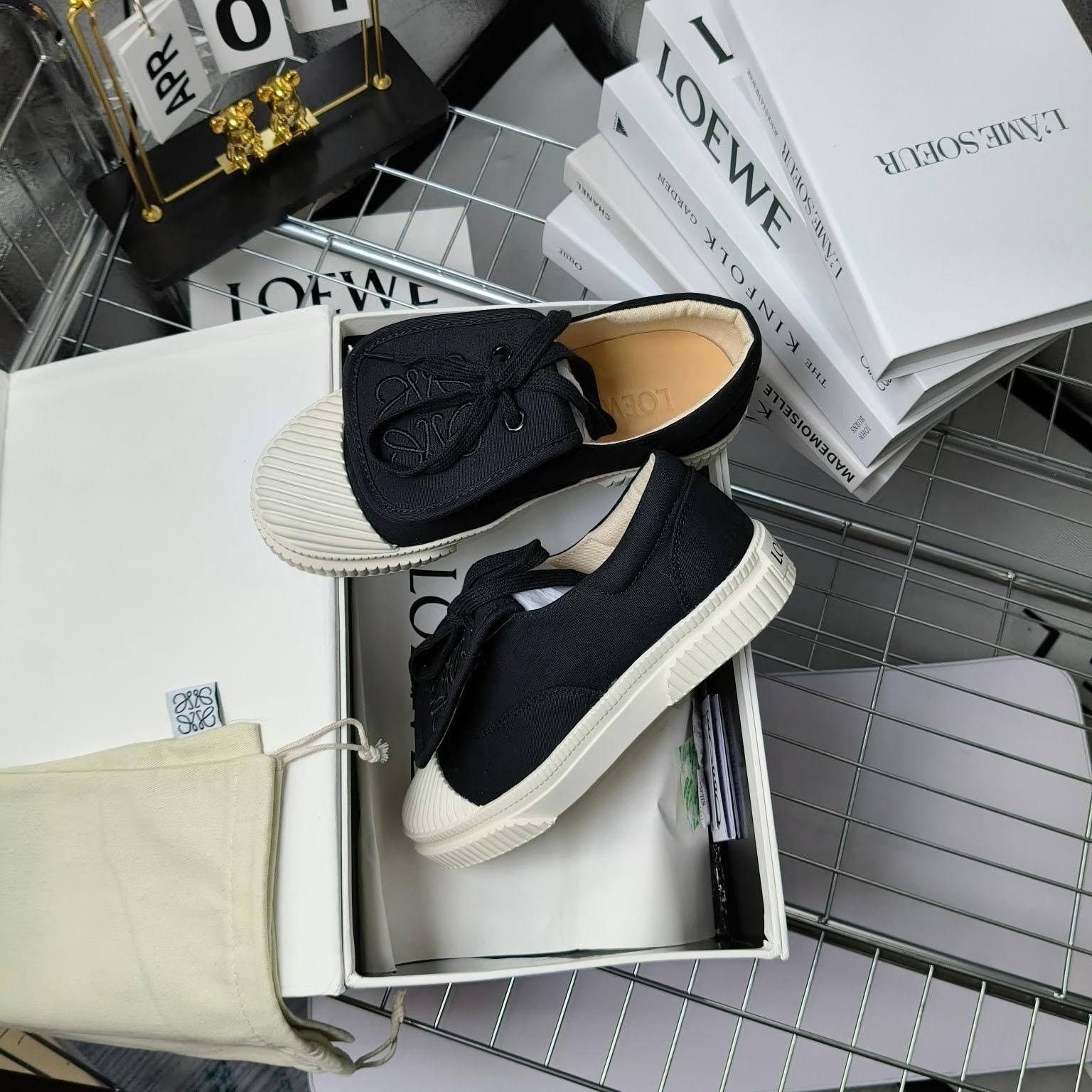 Loewe Anagram Embroidered Flap Low-Top Sneakers - 