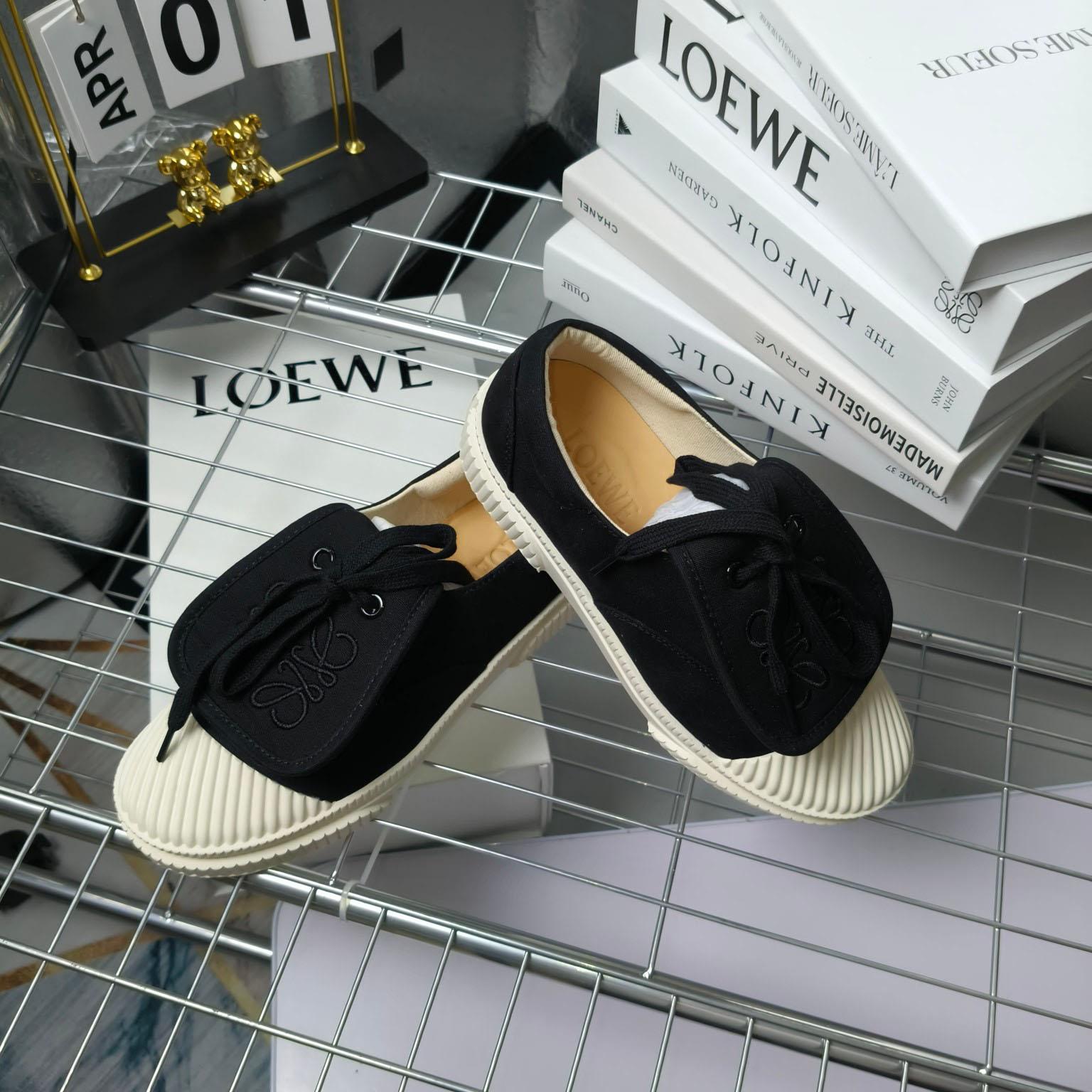 Loewe Anagram Embroidered Flap Low-Top Sneakers - 