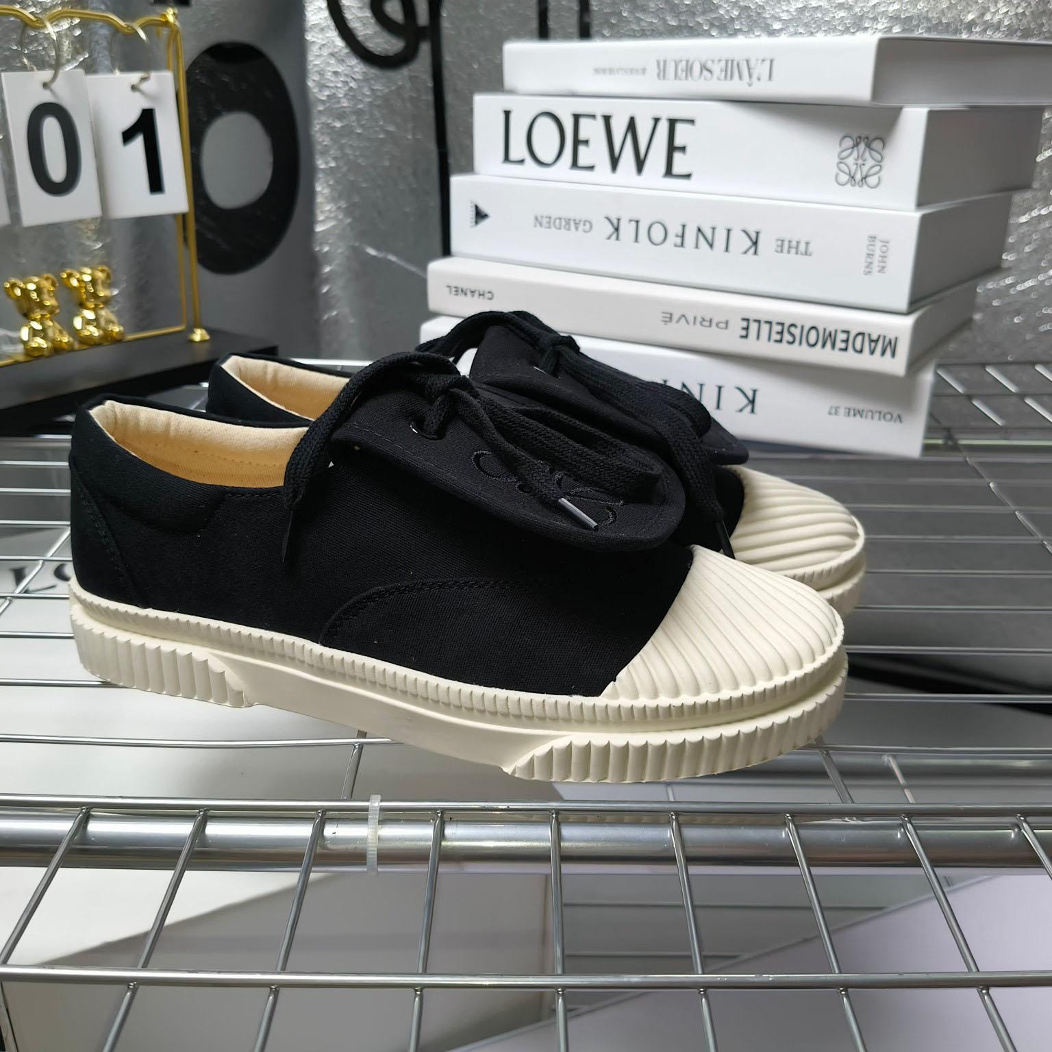 Loewe Anagram Embroidered Flap Low-Top Sneakers - 