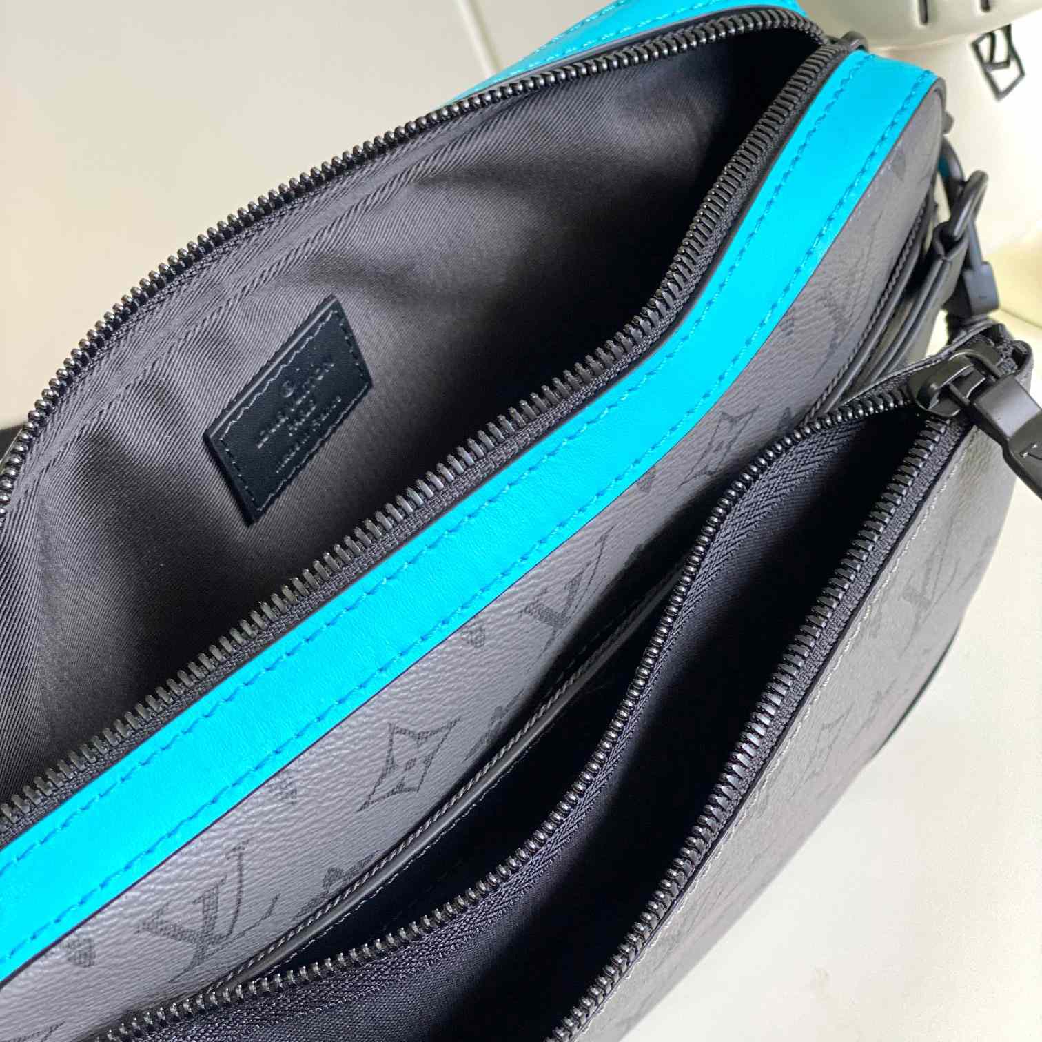 Louis Vuitton Trio Messenger  M11648 - 