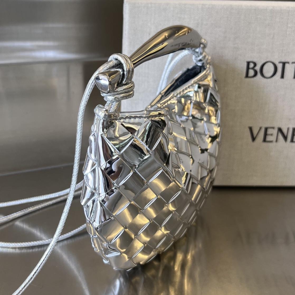 Bottega Veneta Silver Sardine Bag  (20*12*2.5cm) - 